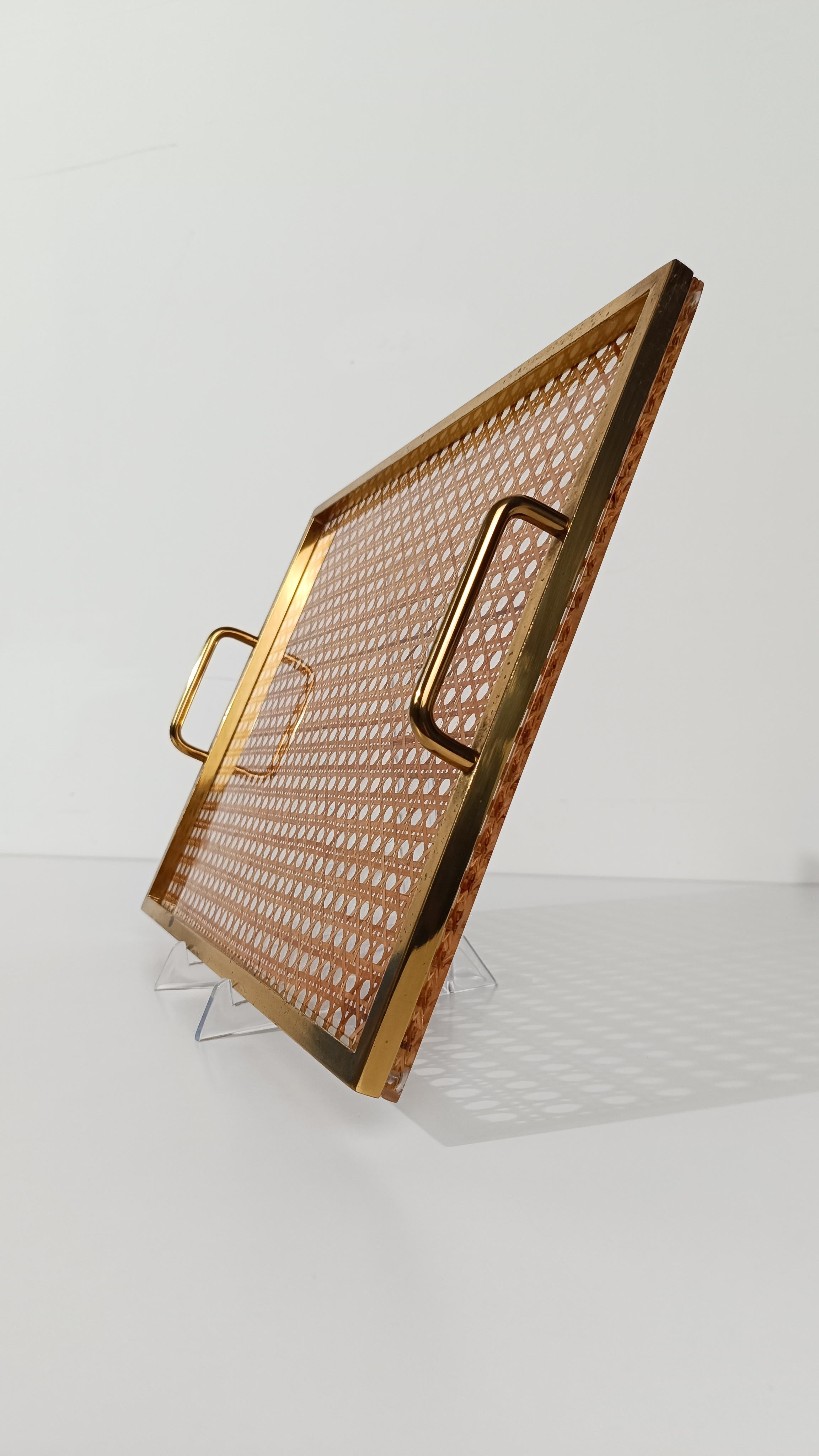 Mid Century Modern Tablett im Stil von Christian Dior, iLucite, Messing und Rohrgeflecht im Angebot 8