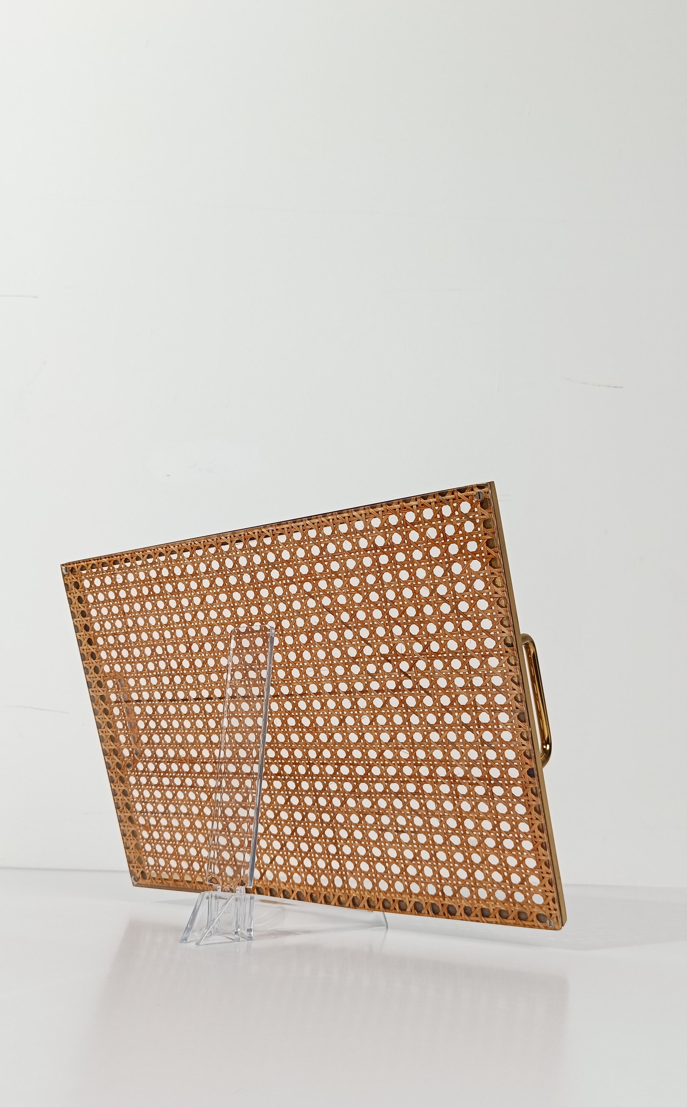 Mid Century Modern Tablett im Stil von Christian Dior, iLucite, Messing und Rohrgeflecht im Angebot 10