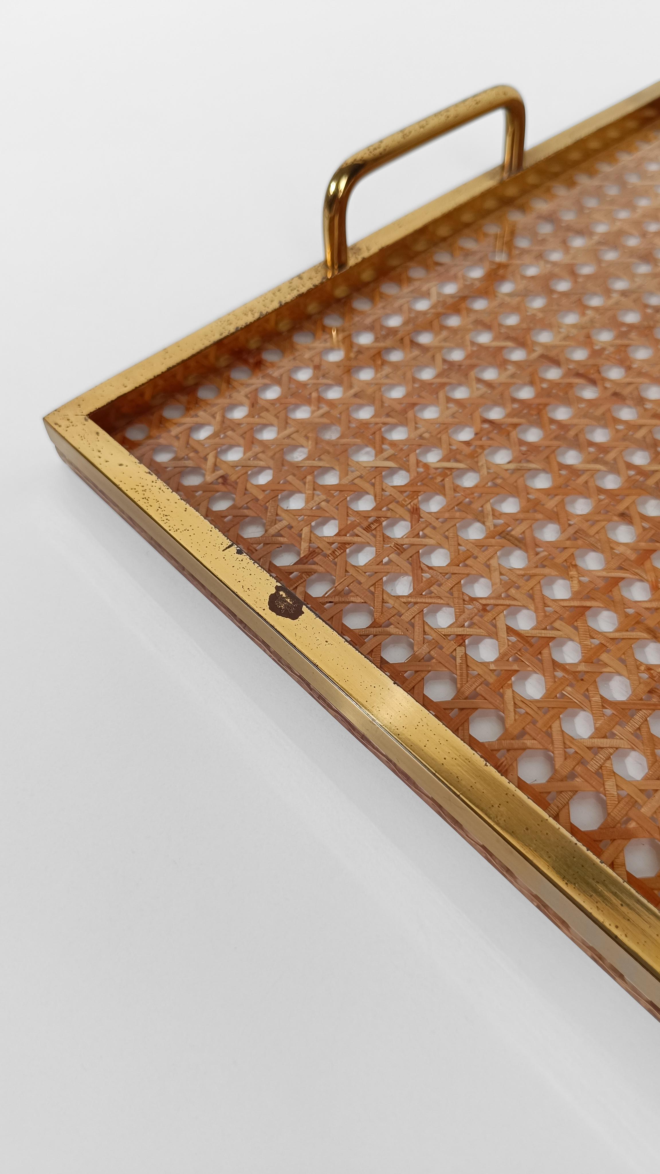 Mid Century Modern Tablett im Stil von Christian Dior, iLucite, Messing und Rohrgeflecht im Angebot 11