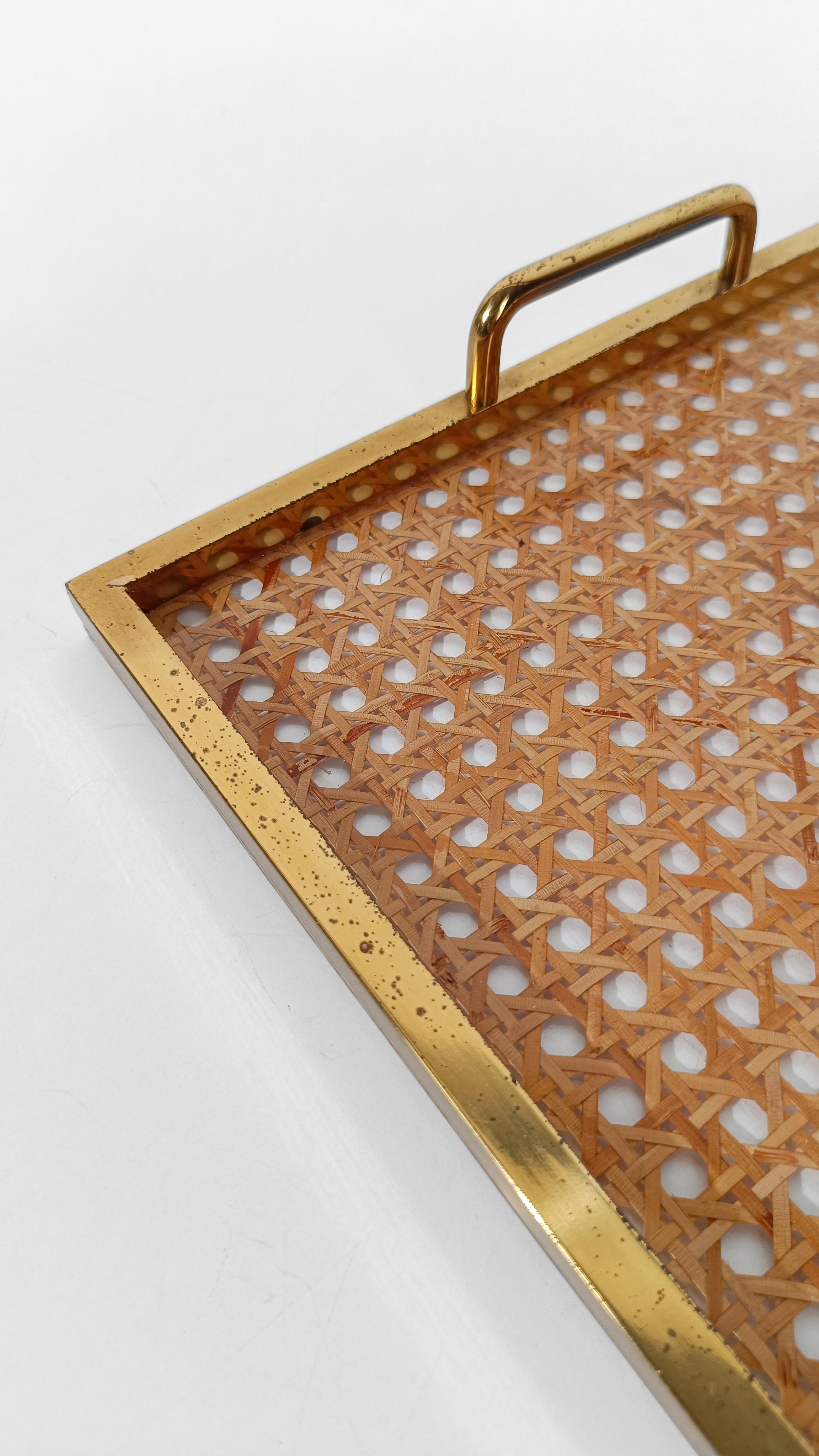 Mid Century Modern Tablett im Stil von Christian Dior, iLucite, Messing und Rohrgeflecht (Moderne der Mitte des Jahrhunderts) im Angebot