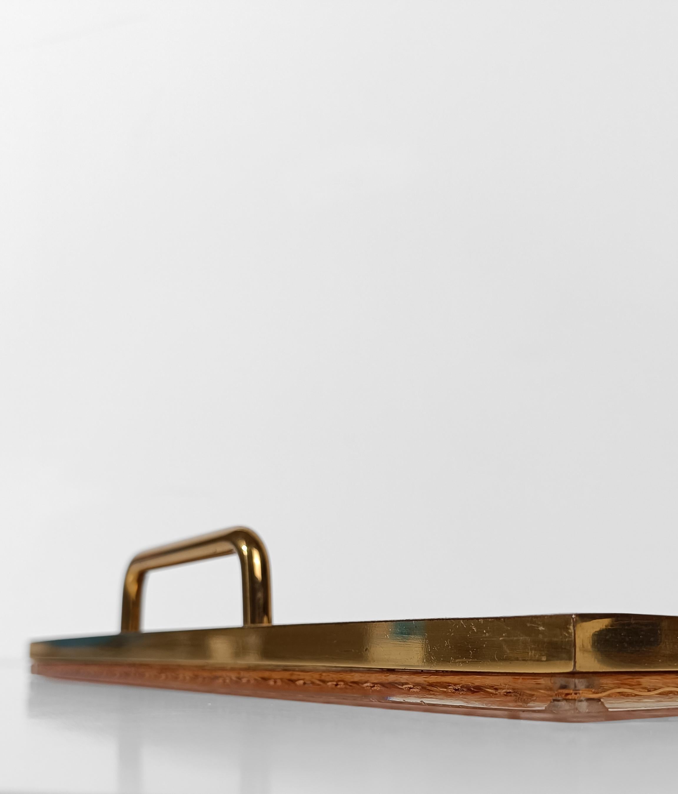 Mid Century Modern Tablett im Stil von Christian Dior, iLucite, Messing und Rohrgeflecht (Europäisch) im Angebot