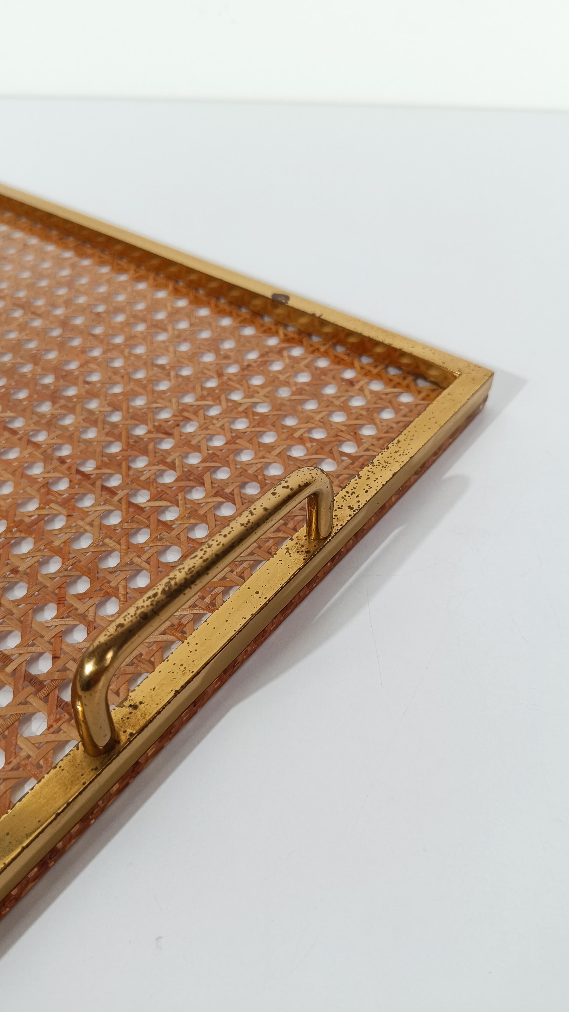 Mid Century Modern Tablett im Stil von Christian Dior, iLucite, Messing und Rohrgeflecht (20. Jahrhundert) im Angebot