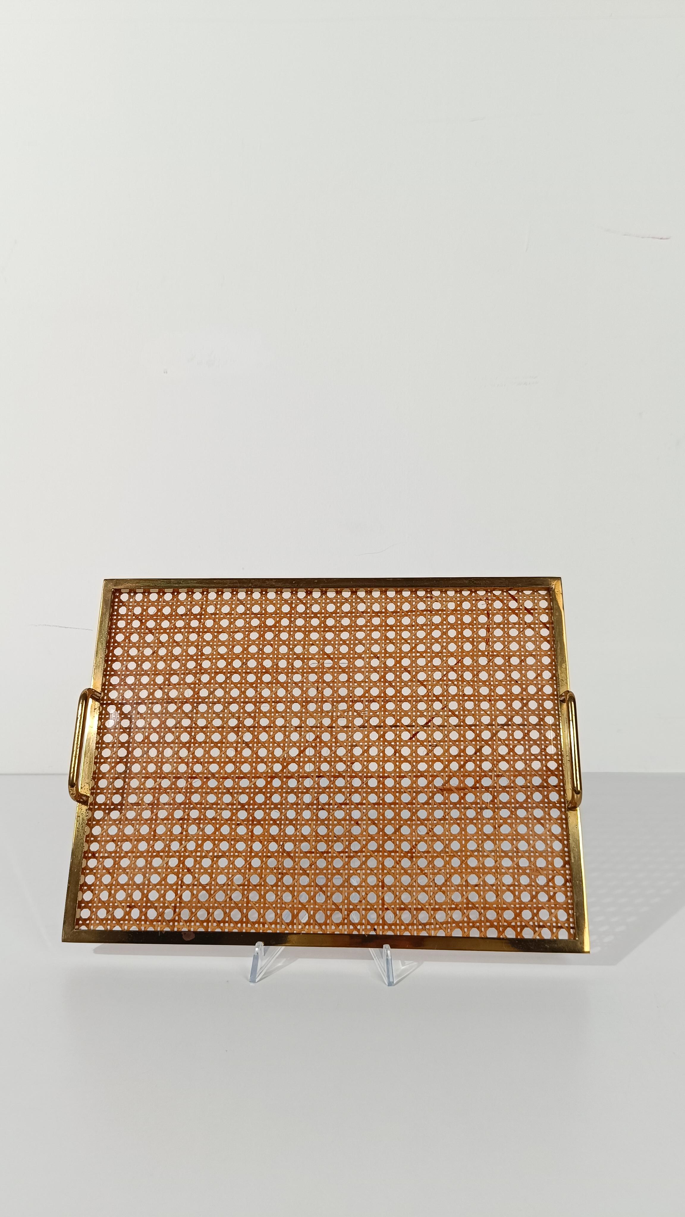 Mid Century Modern Tablett im Stil von Christian Dior, iLucite, Messing und Rohrgeflecht im Angebot 1