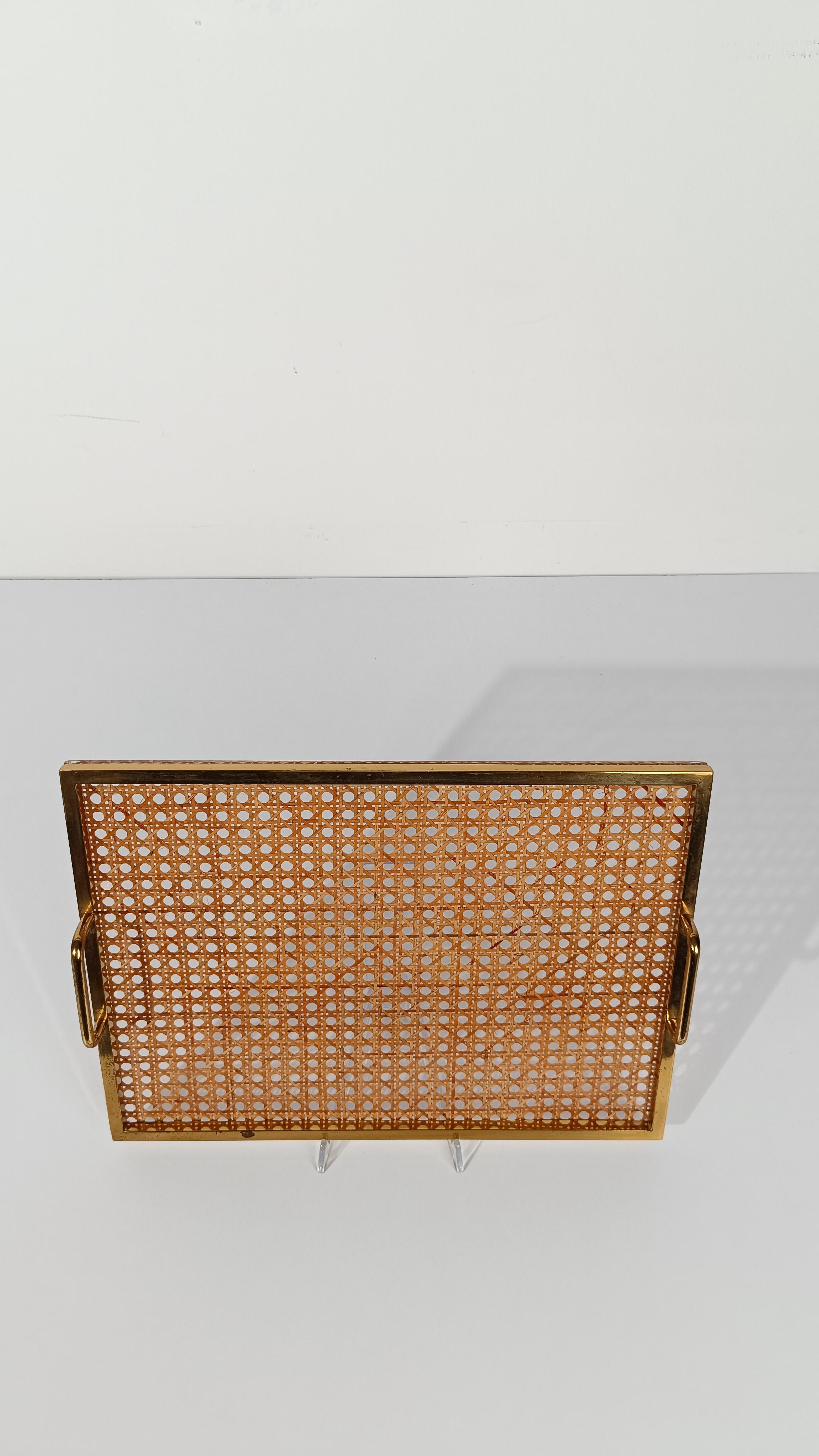 Mid Century Modern Tablett im Stil von Christian Dior, iLucite, Messing und Rohrgeflecht im Angebot 2