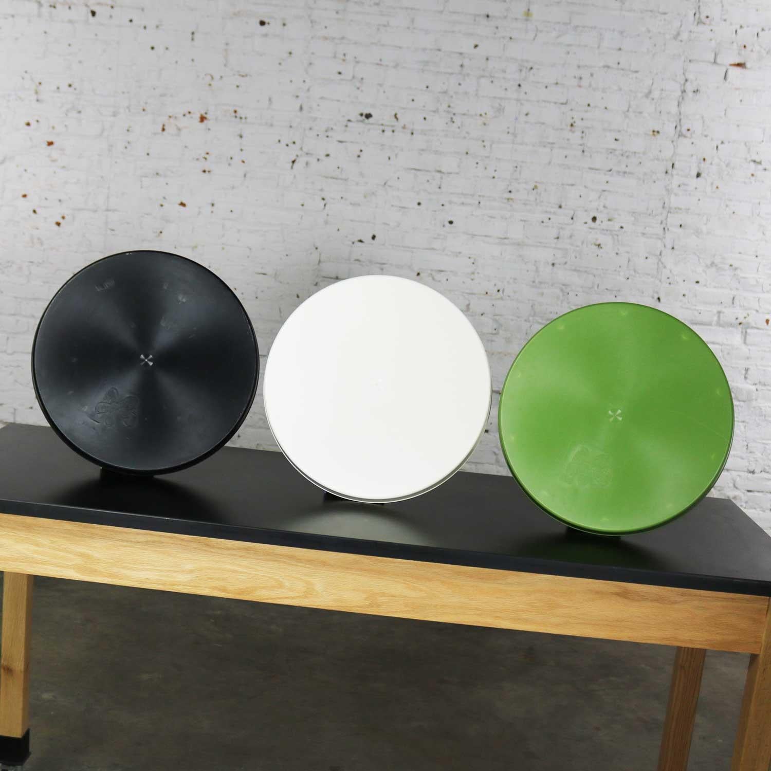 Molded Mid-Century Modern Trays Green Black White Round Plastic Sabe's Splatter Platter