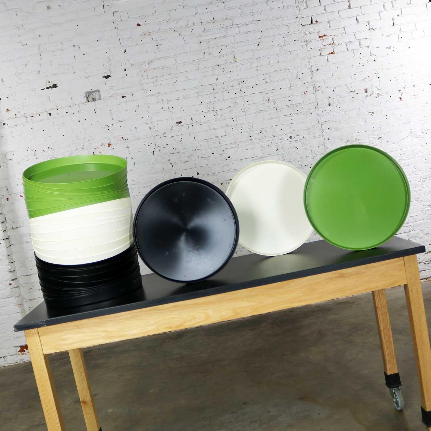 The Modernity Trays Plateaux ronds en plastique blanc Splatter Platters by Sabe's en vente 2