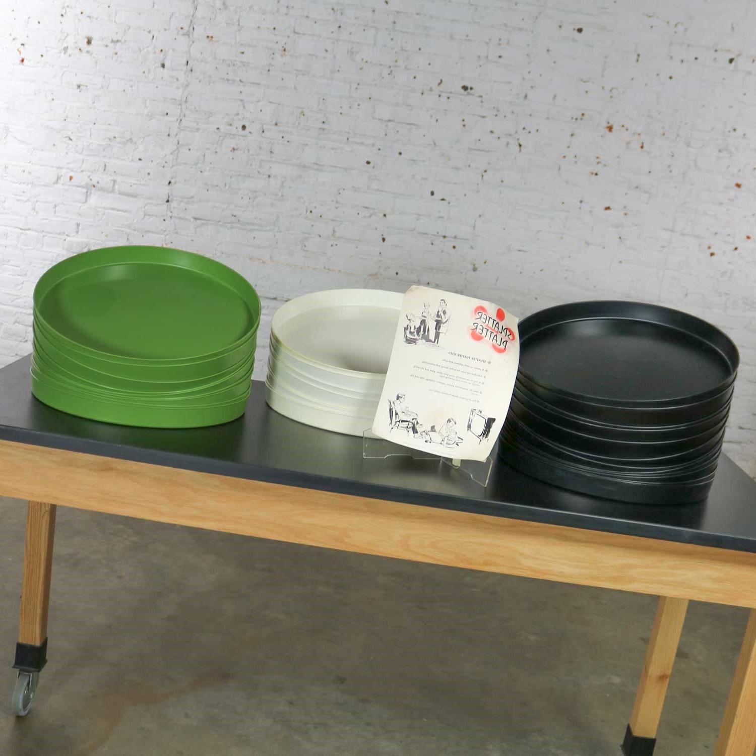 The Modernity Trays Plateaux ronds en plastique blanc Splatter Platters by Sabe's en vente 3