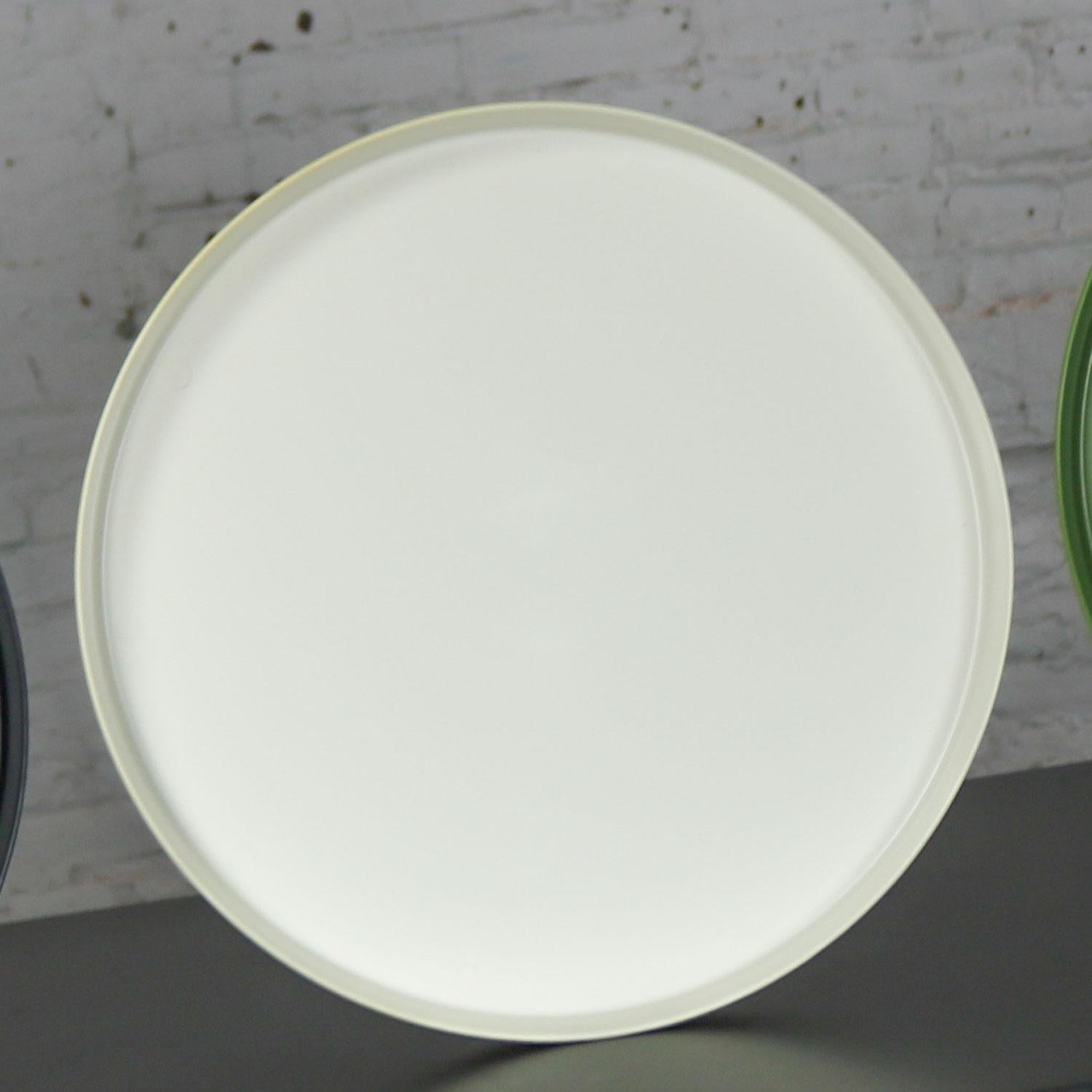 Unglaubliche und lustige weiße Plastikschalen aus der Jahrhundertmitte, die Splatter Platters genannt werden und von Sabe's aus Fort Smith, Arkansas, hergestellt wurden. Es sind 8 Stück und sie sind in hervorragendem Zustand. Die meisten wurden noch