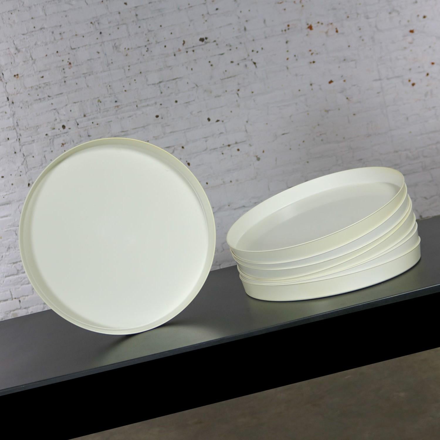 American Mid-Century Modern Trays Round White Plastic Splatter Platters by Sabe’s For Sale
