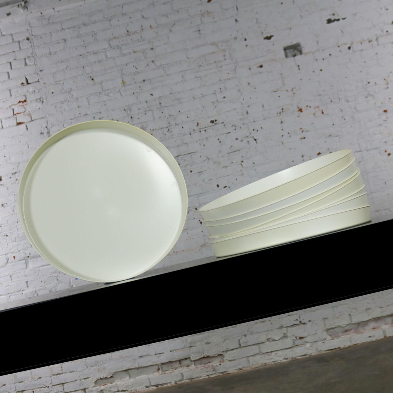 Molded Mid-Century Modern Trays Round White Plastic Splatter Platters by Sabe’s For Sale