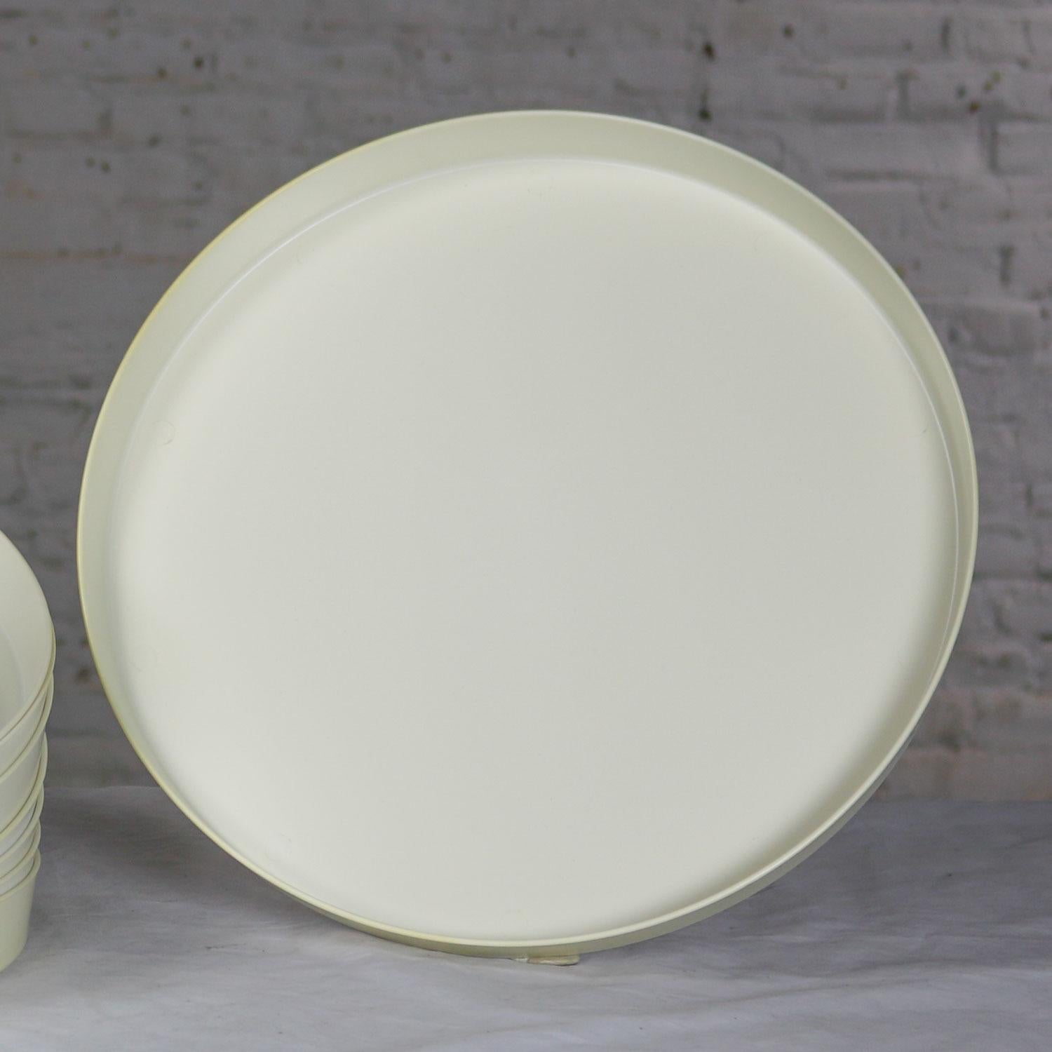 Mid-Century Modern Trays Round White Plastic Splatter Platters by Sabe’s In Good Condition For Sale In Topeka, KS