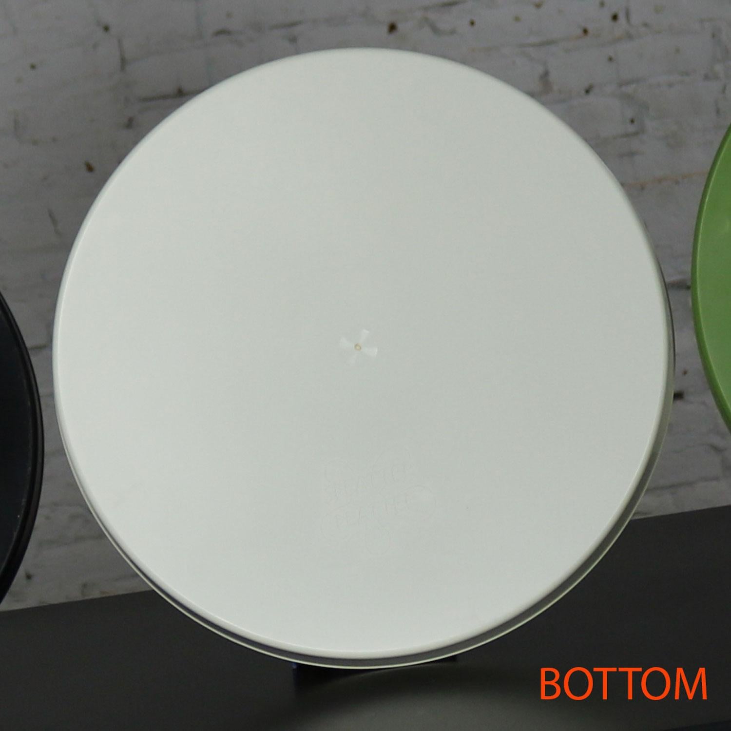 Mid-Century Modern Trays Round White Plastic Splatter Platters by Sabe’s For Sale 1