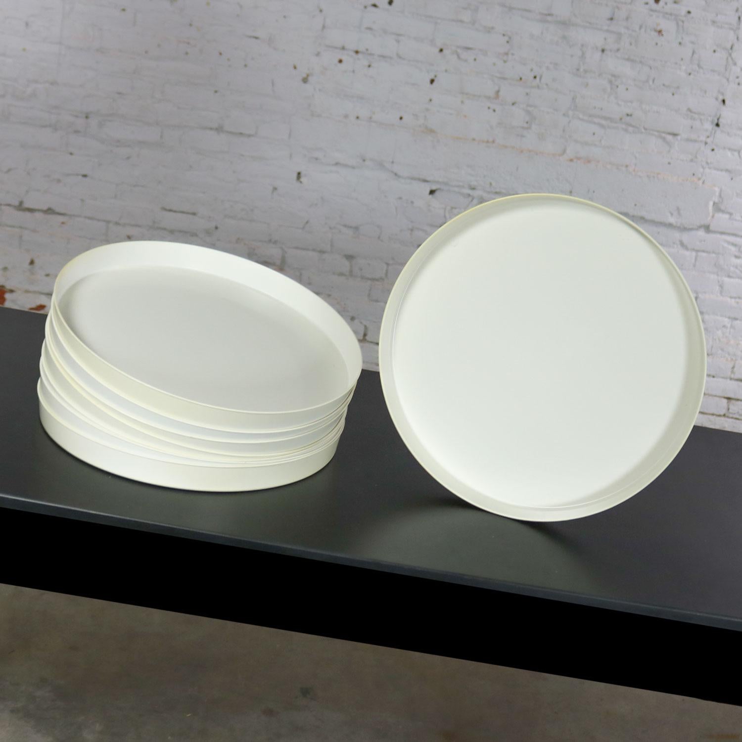 Mid-Century Modern Trays Round White Plastic Splatter Platters by Sabe’s For Sale 3