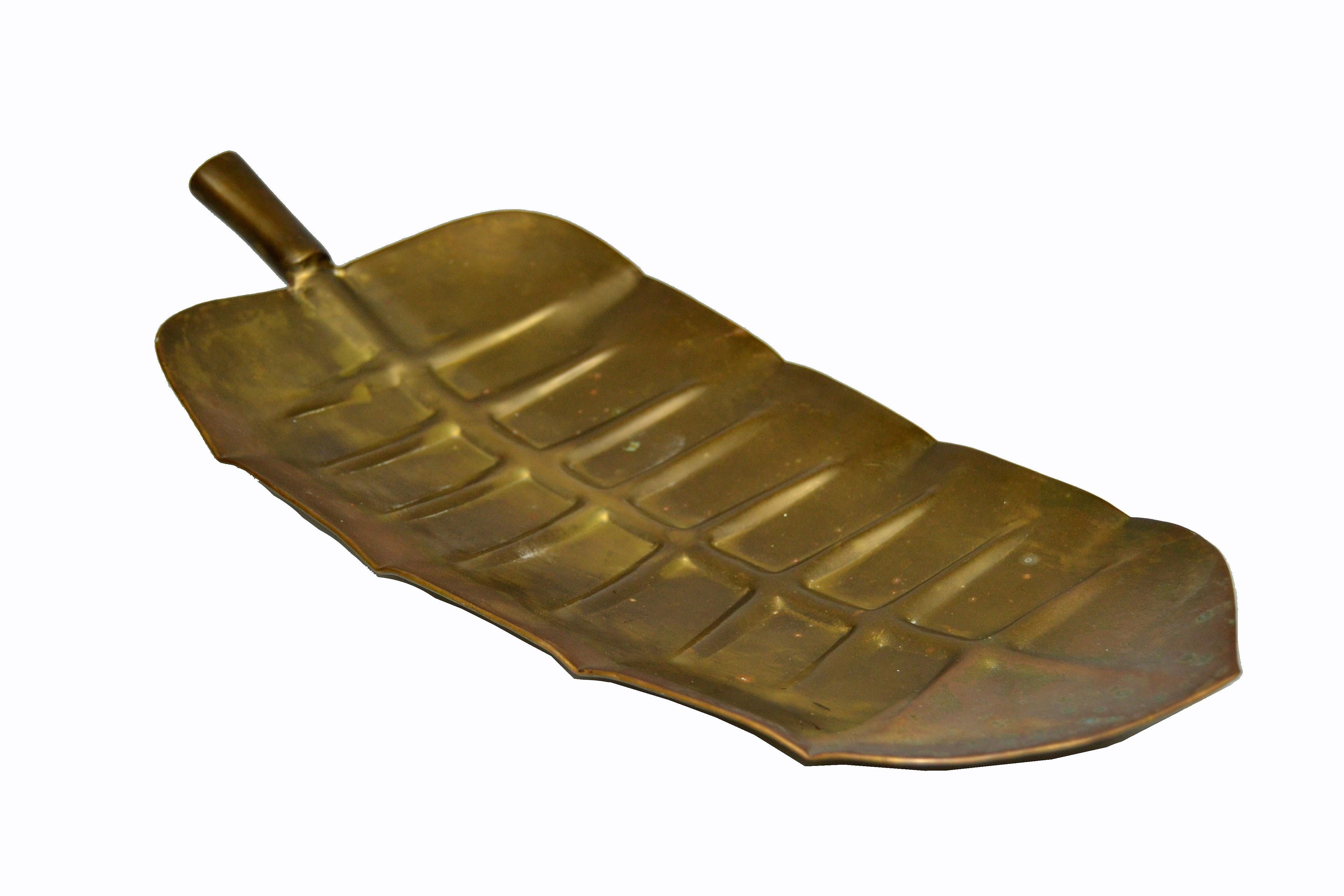 Mid-Century Modern tree leaf shaped footed bowl in brass.
Great for Your coffee table display or as a centerpiece.
