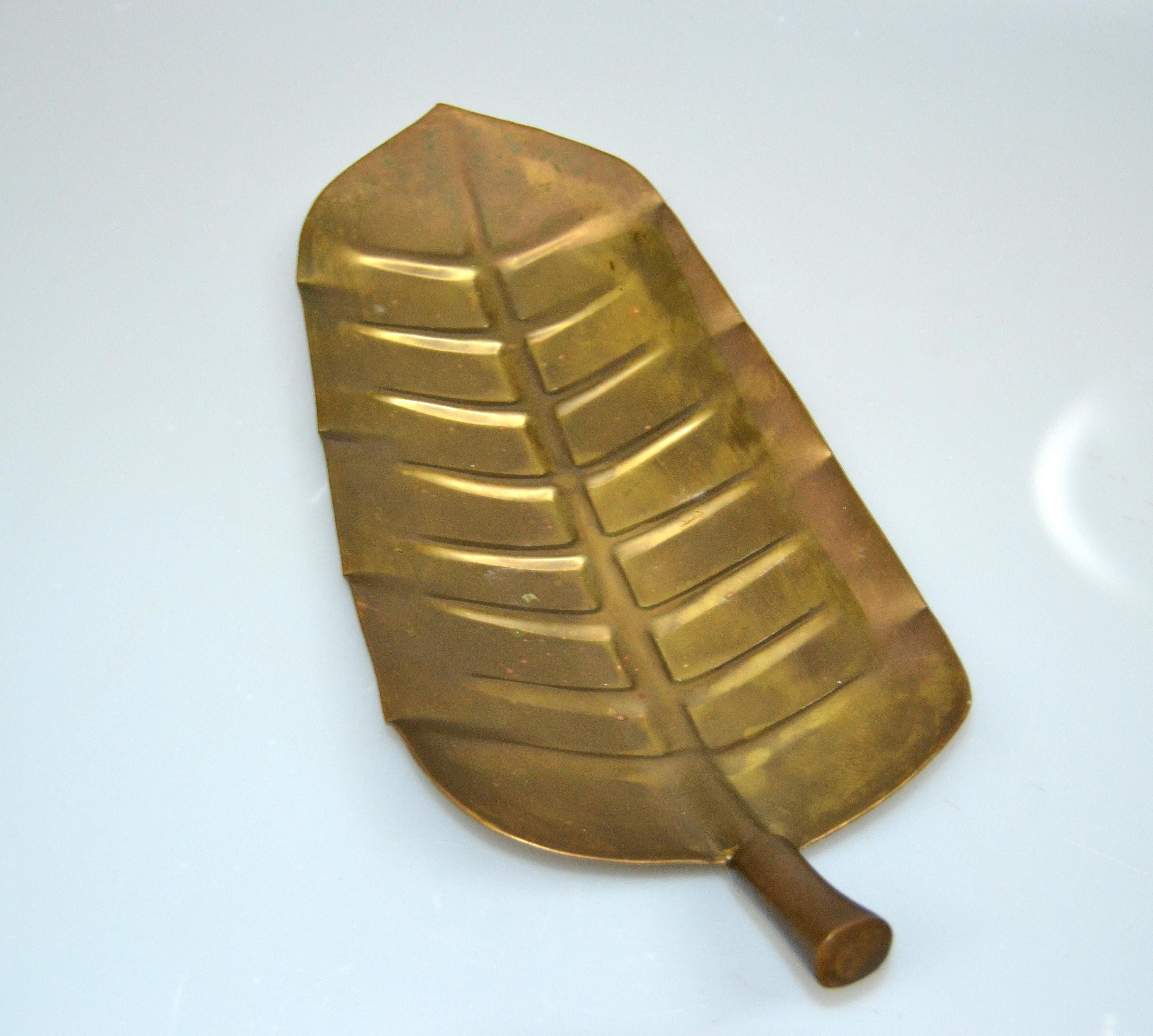 American Mid-Century Modern Tree Leaf Shaped Footed Bowl in Brass, Centerpiece