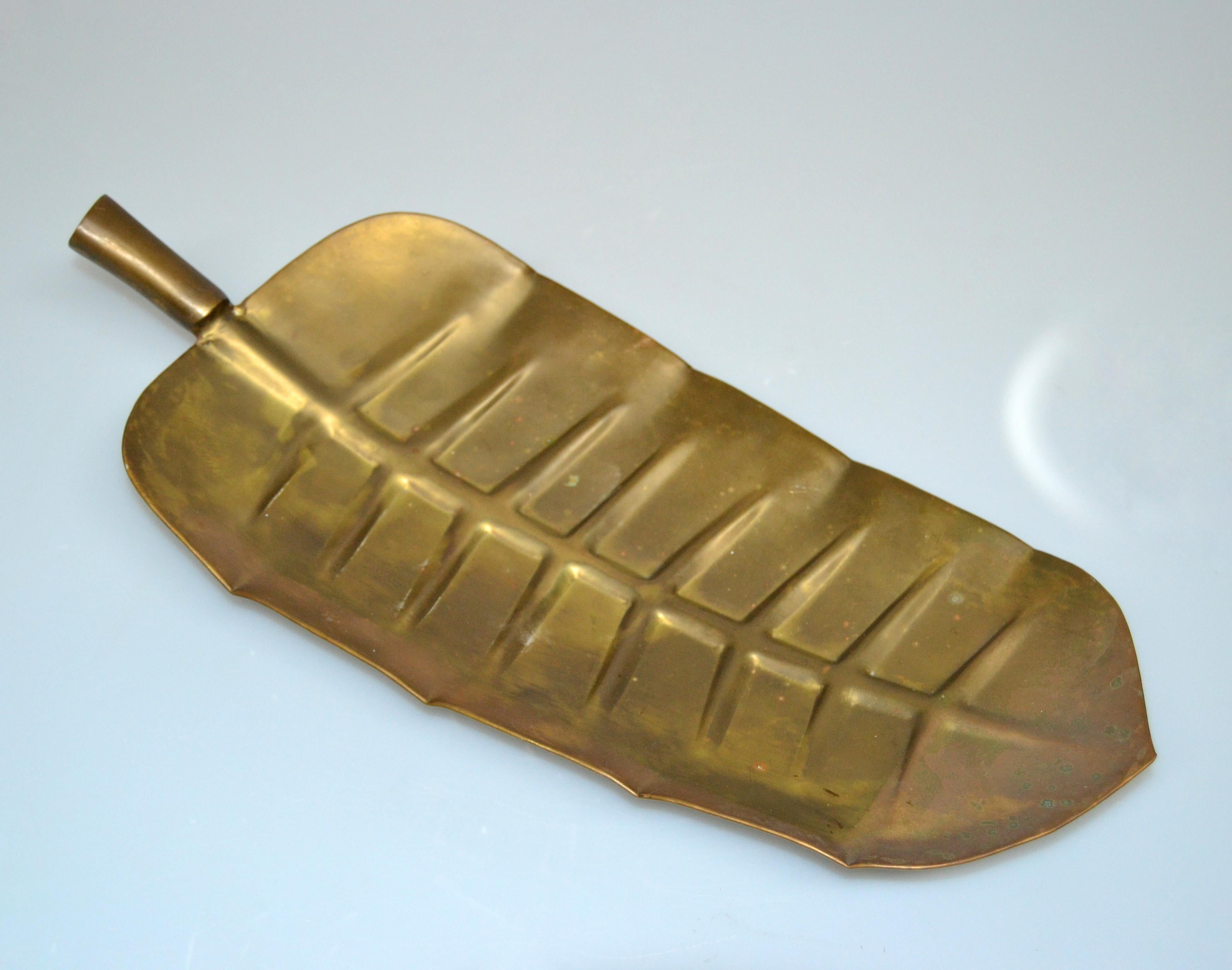 Mid-Century Modern Tree Leaf Shaped Footed Bowl in Brass, Centerpiece In Good Condition In Miami, FL