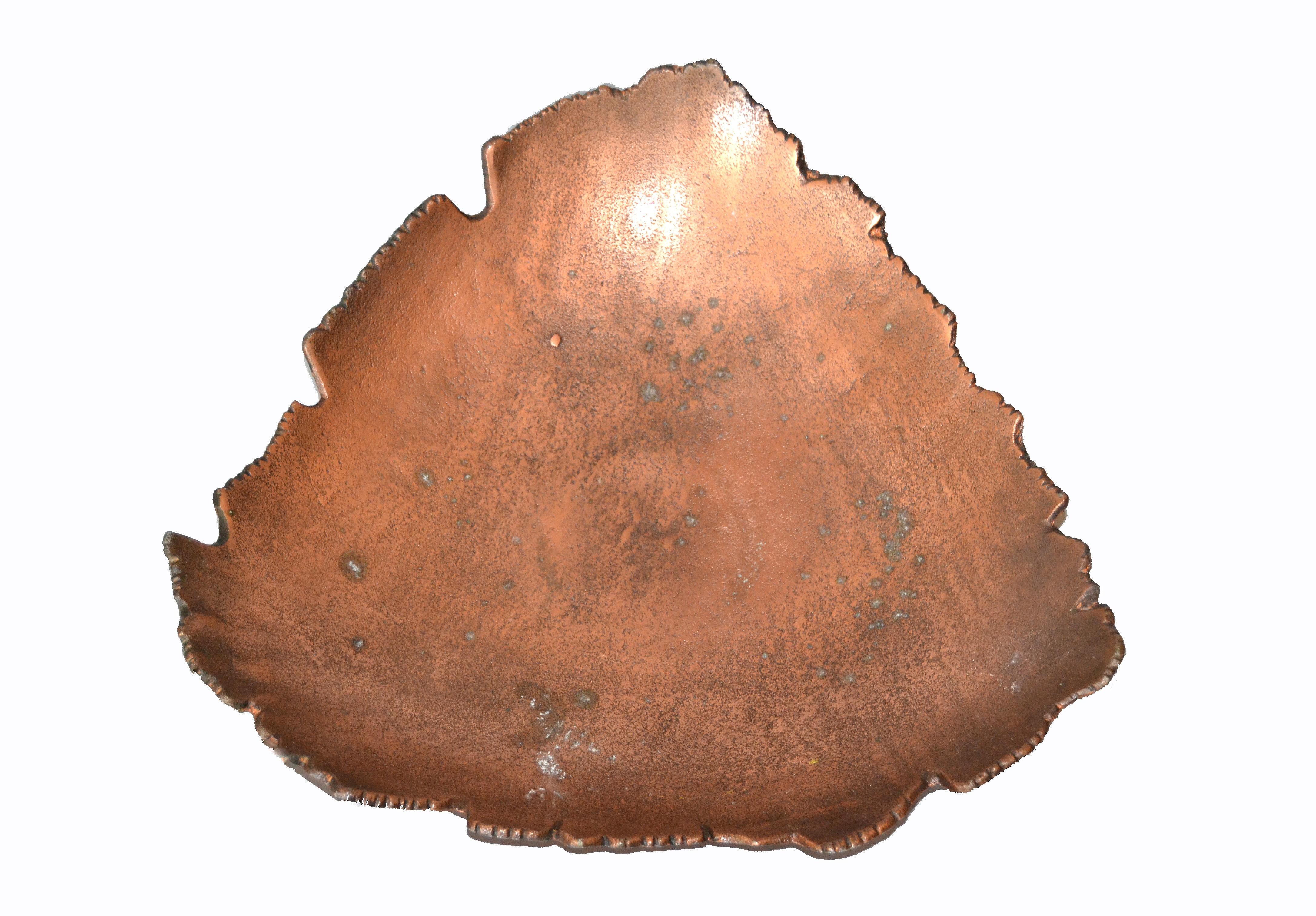 Mid-Century Modern tree leaf shaped footed bowl in bronze.
Felt cover underneath as protection for Your furniture.
Great for Your coffee table display or as a centerpiece.