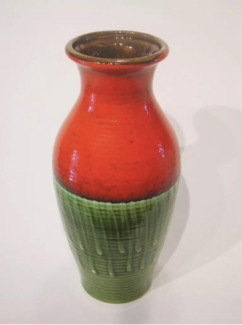 Mid Century Modern - Dreifarbig glasierte Keramikvase - Modellnummer auf dem Sockel eingeprägt - Österreich - ca. 1950er Jahre.

Ausgezeichneter Vintage-Zustand - kleiner Randbrandfehler (fehlende Glasur mit freigelegtem Tonkörper - wie