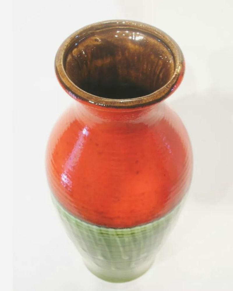 Mid Century Modern - Dreifarbig glasierte Keramikvase - Österreich - CIRCA 1950er Jahre (Österreichisch) im Angebot