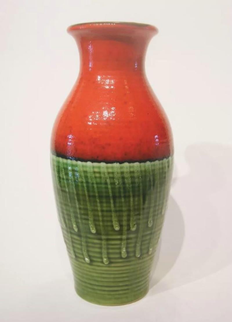 Mid Century Modern - Dreifarbig glasierte Keramikvase - Österreich - CIRCA 1950er Jahre im Zustand „Gut“ im Angebot in Chatham, ON