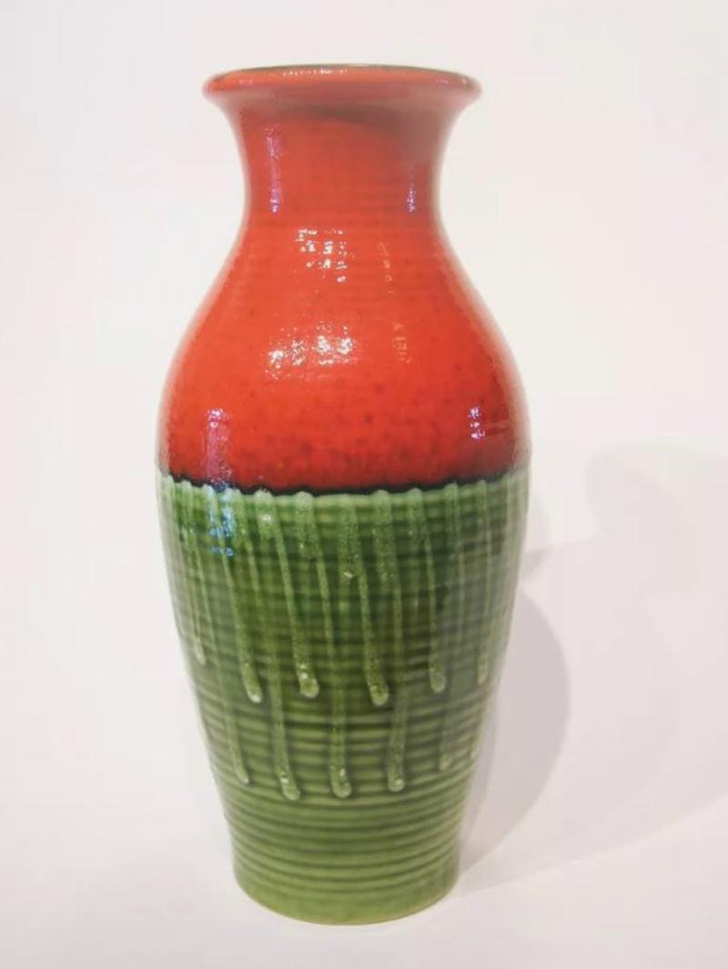 Mid Century Modern - Dreifarbig glasierte Keramikvase - Österreich - CIRCA 1950er Jahre (20. Jahrhundert) im Angebot