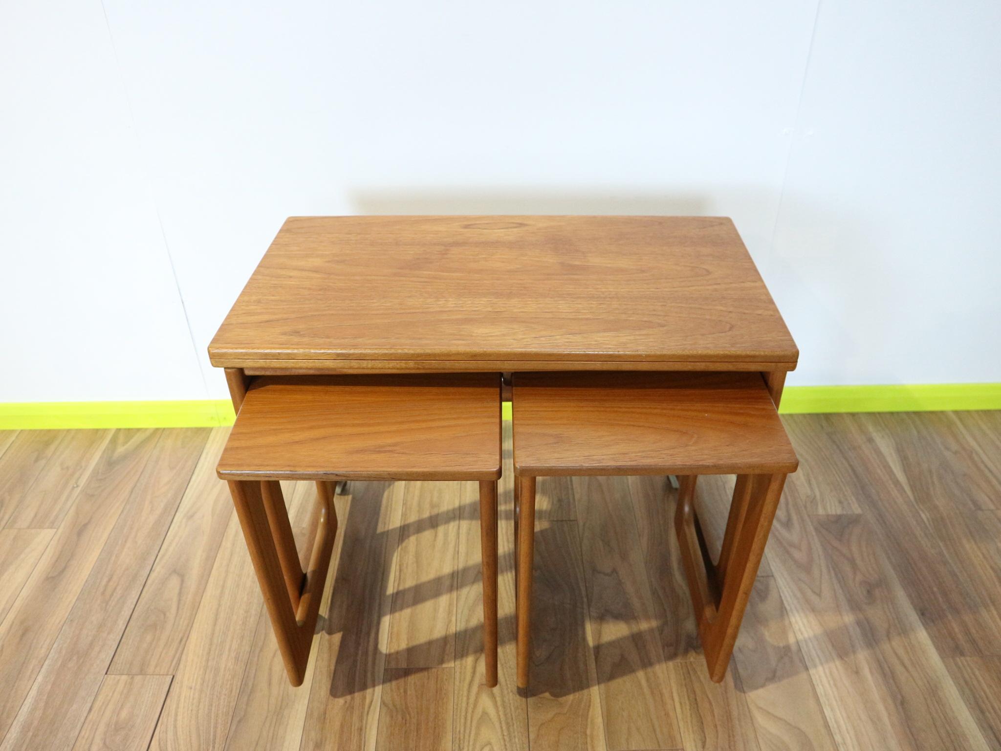 Mid-Century Modern Tri Form AH Mcintosh Teak Nesting Tables Side Table In Good Condition In Los Angeles, CA