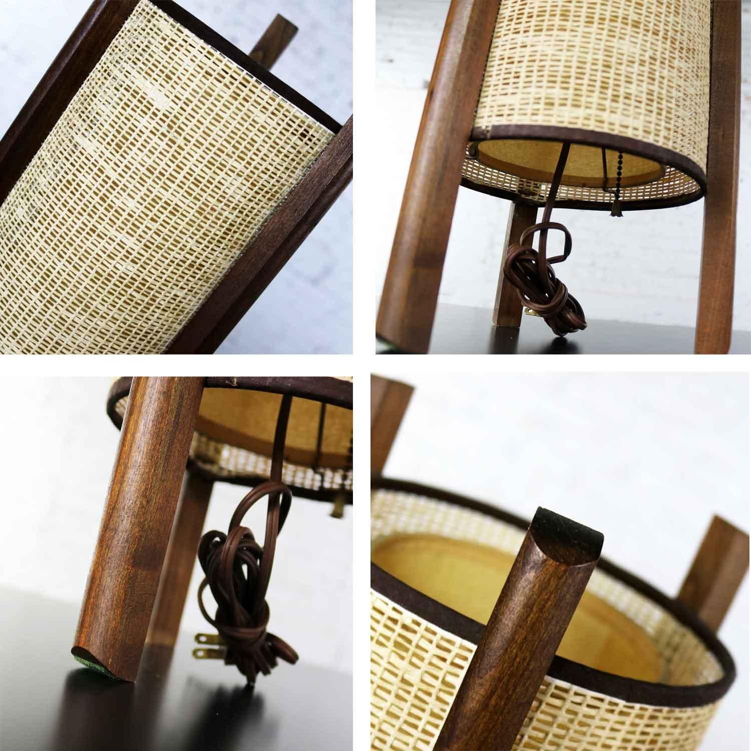 Mid-Century Modern Tri Leg Woven Cylinder Table Lamp after Noguchi or Modeline 6