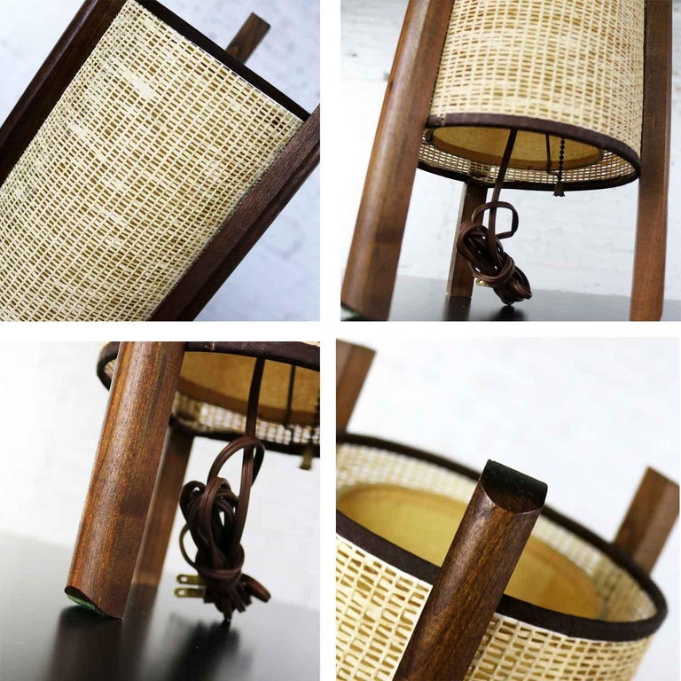 Mid-Century Modern Tri Leg Woven Cylinder Table Lamp after Noguchi or Modeline For Sale 8