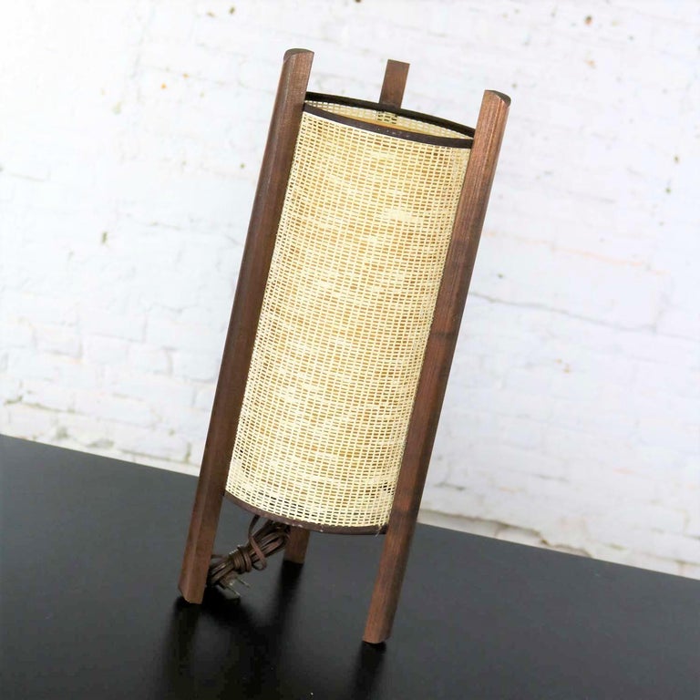 Mid-Century Modern Tri Leg Woven Cylinder Table Lamp after Noguchi or Modeline In Good Condition For Sale In Topeka, KS