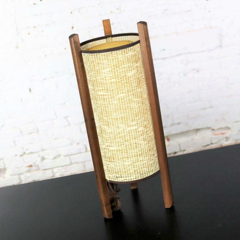 Walnut Mid-Century Modern Tri Leg Woven Cylinder Table Lamp after Noguchi or Modeline For Sale