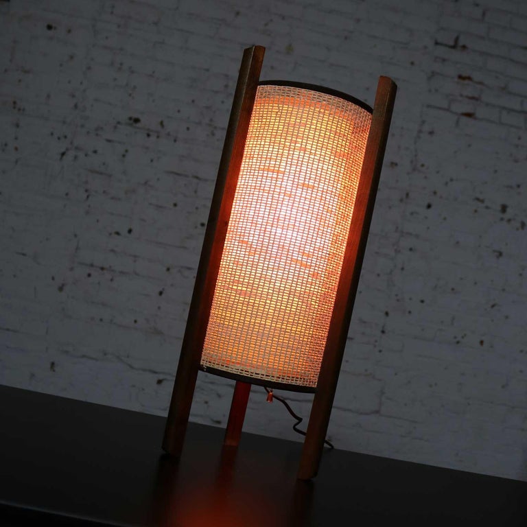 Mid-Century Modern Tri Leg Woven Cylinder Table Lamp after Noguchi or Modeline For Sale 4