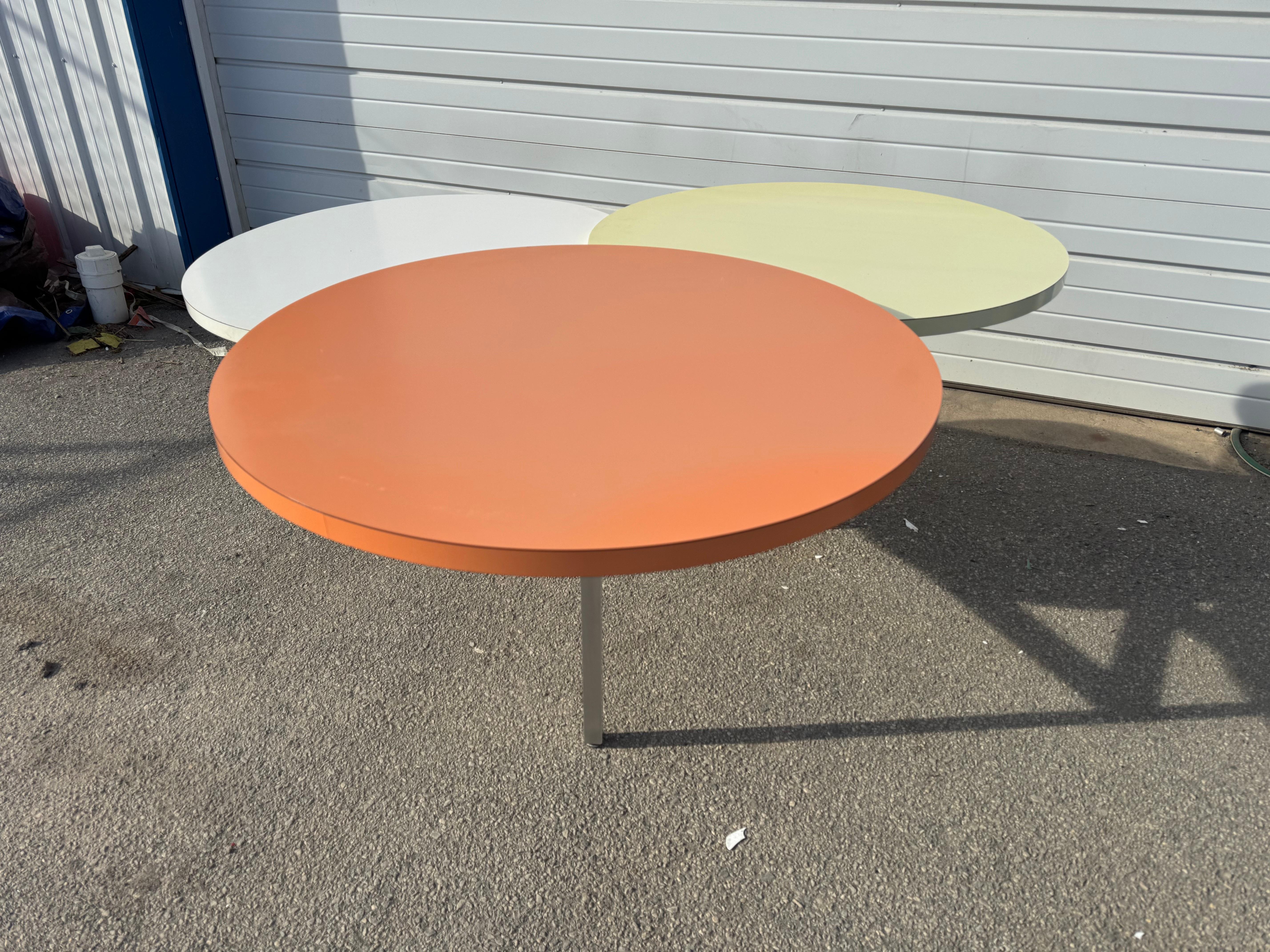 Table de salle à manger à trois niveaux de style Nelson moderne du milieu du siècle, avec champignon en vente 4