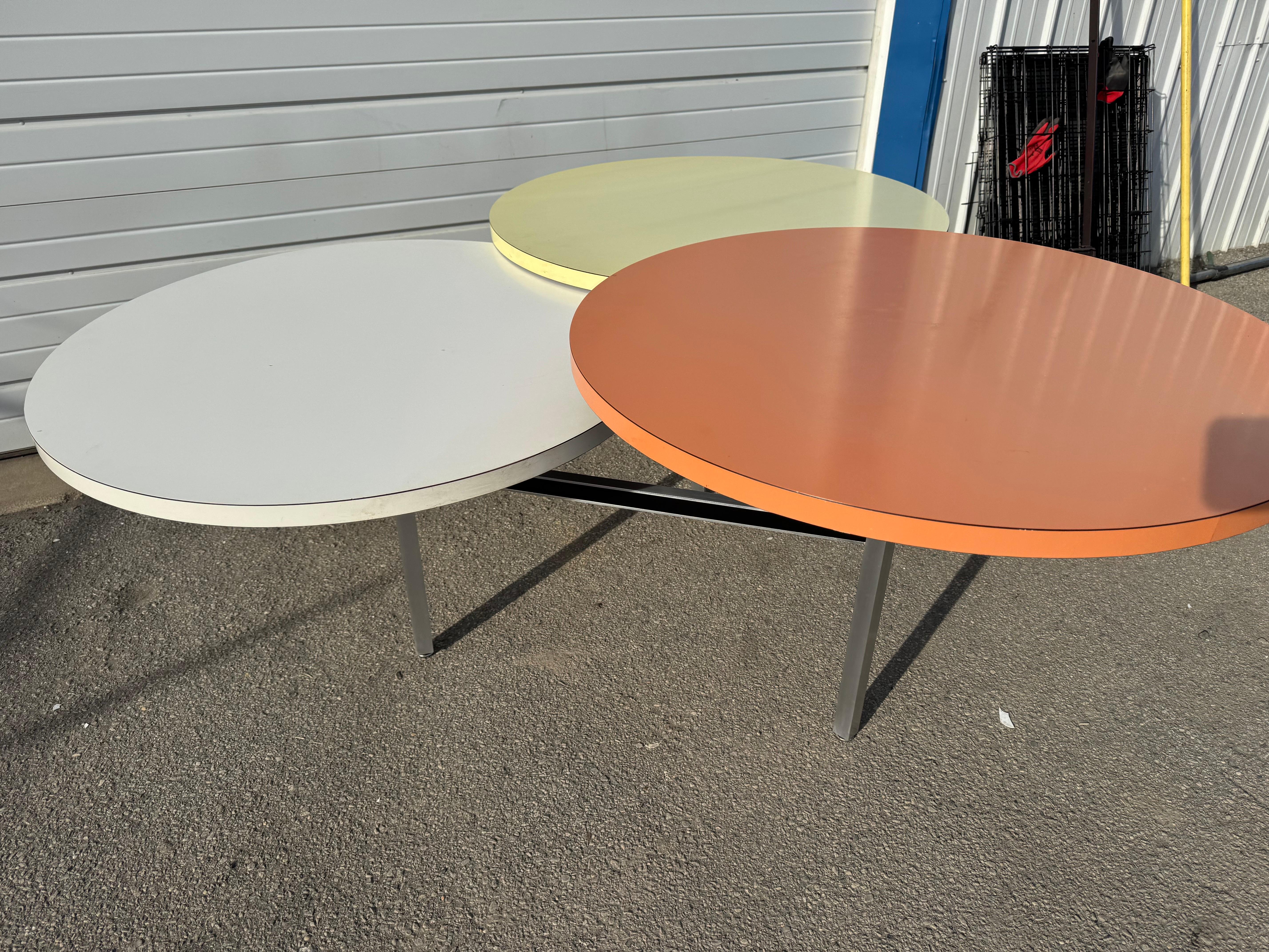 Mid-Century Modern Table de salle à manger à trois niveaux de style Nelson moderne du milieu du siècle, avec champignon en vente