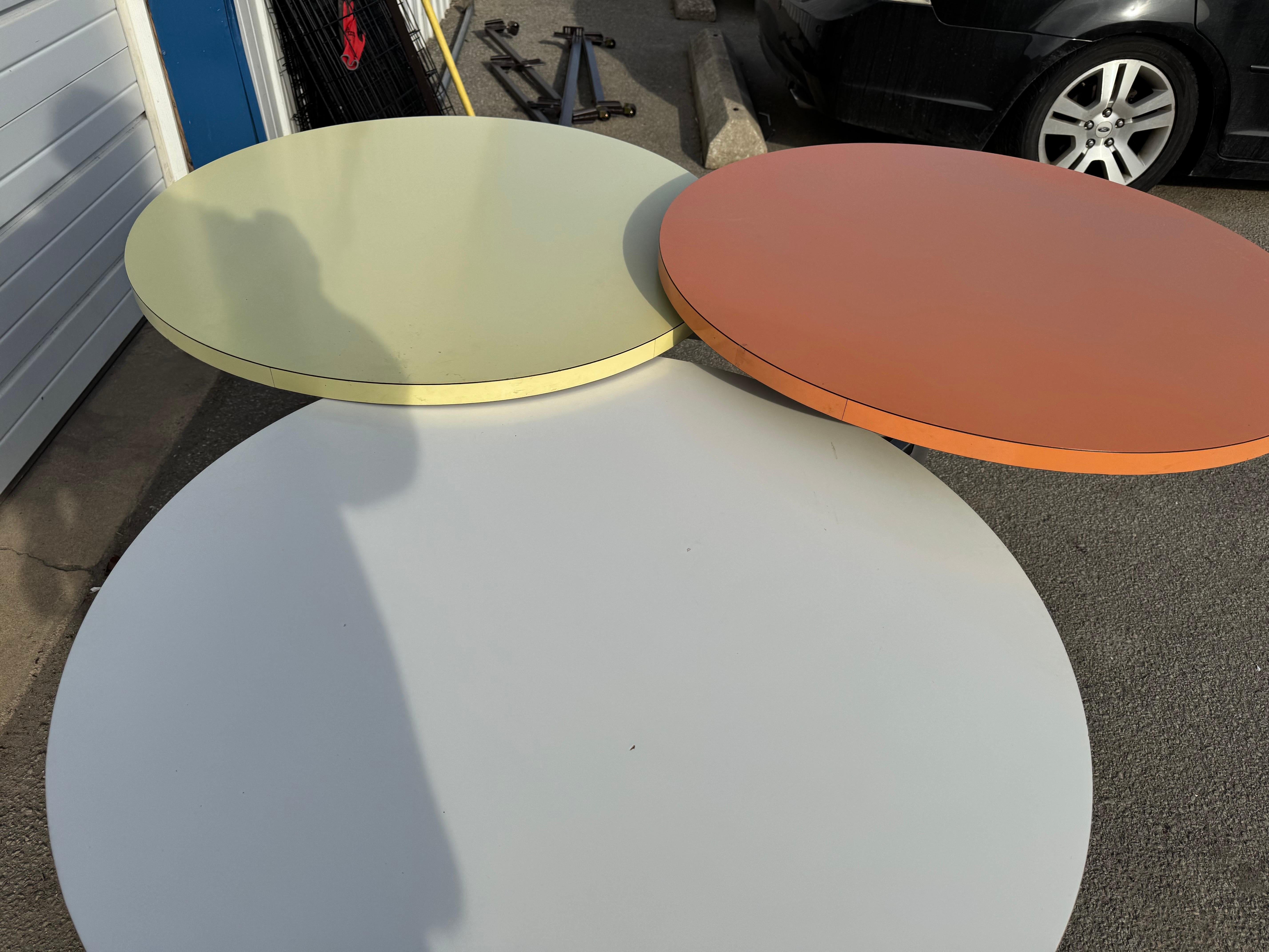 Milieu du XXe siècle Table de salle à manger à trois niveaux de style Nelson moderne du milieu du siècle, avec champignon en vente