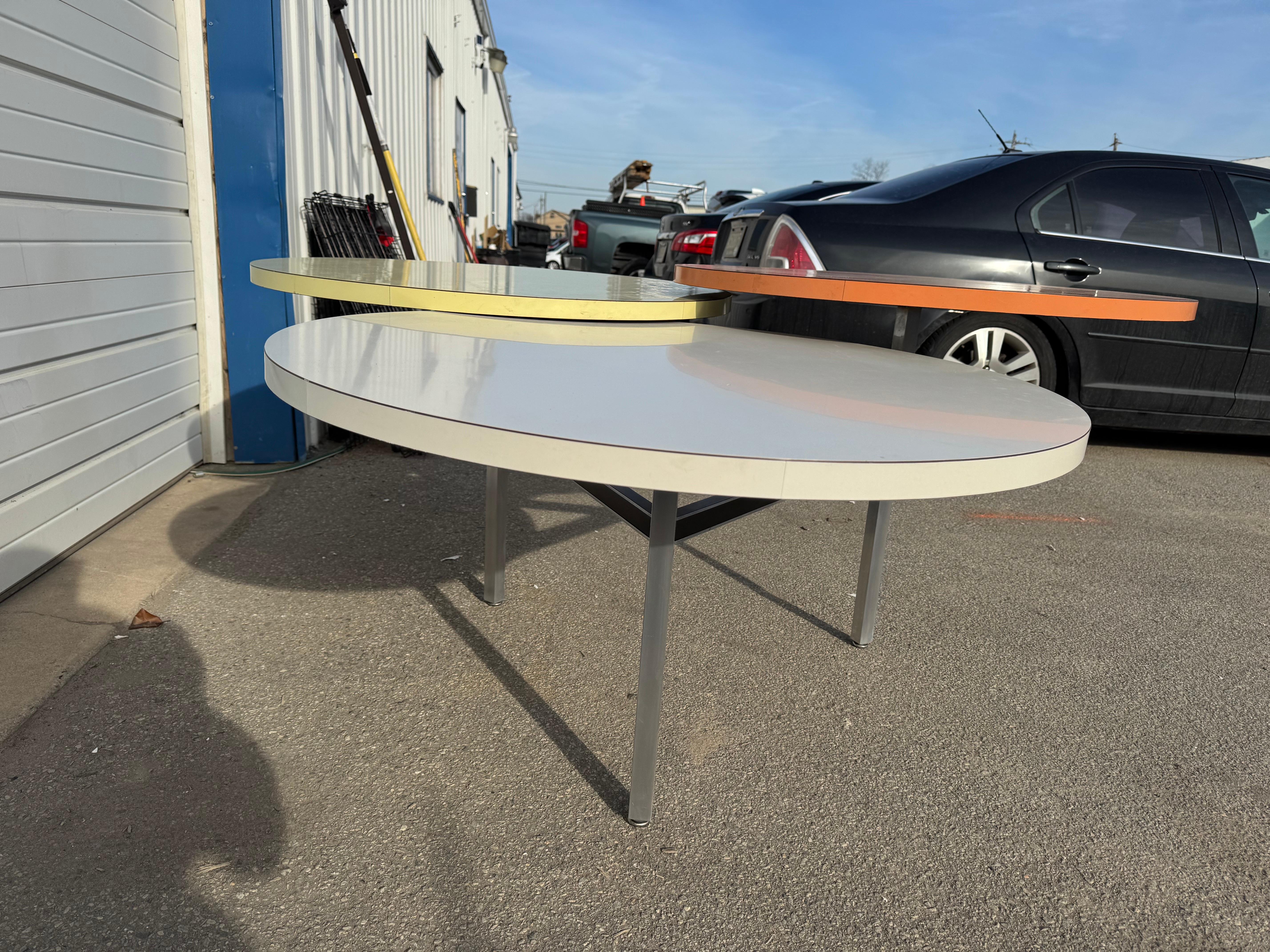 Aluminium Table de salle à manger à trois niveaux de style Nelson moderne du milieu du siècle, avec champignon en vente