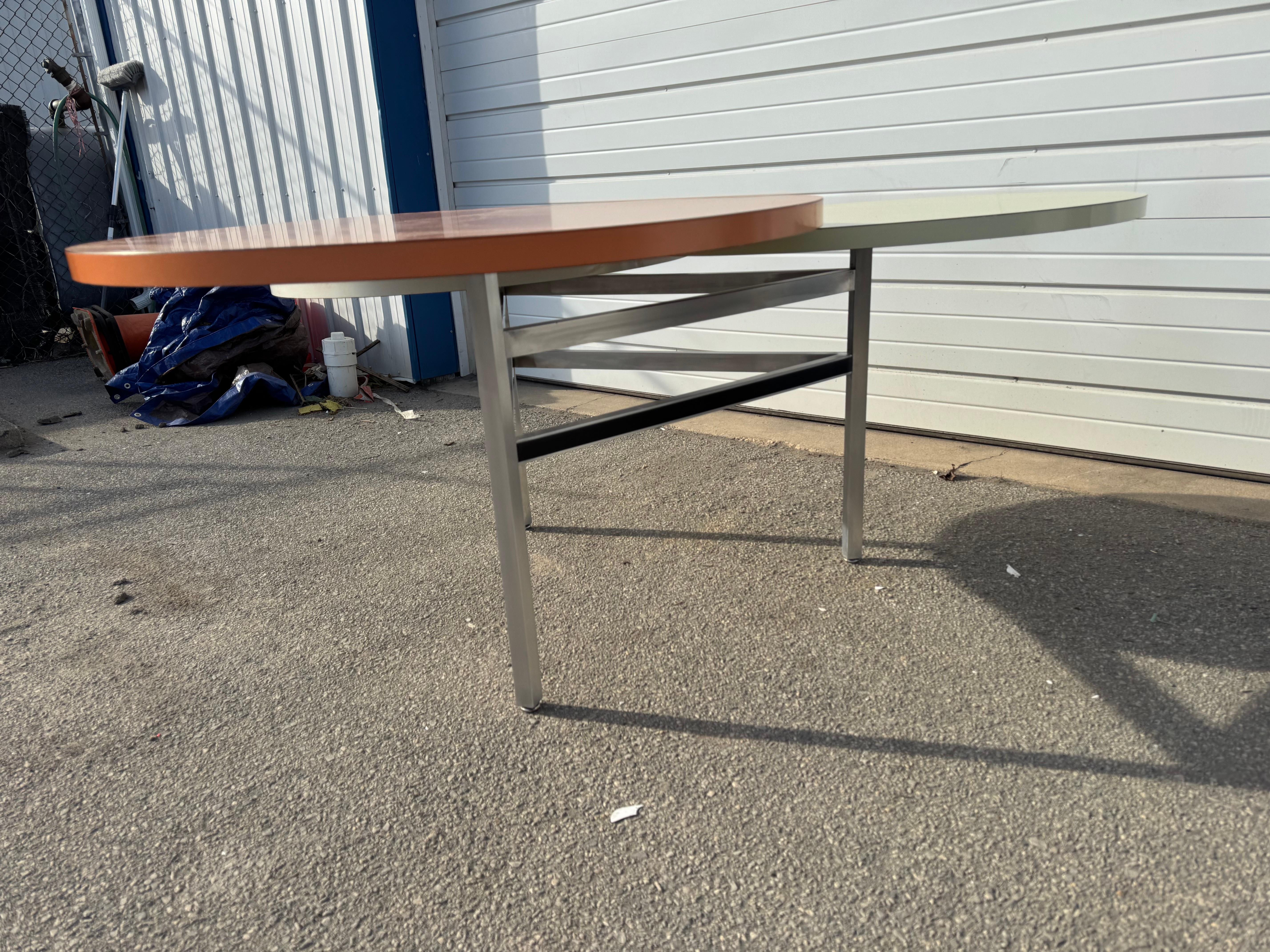 Table de salle à manger à trois niveaux de style Nelson moderne du milieu du siècle, avec champignon en vente 2