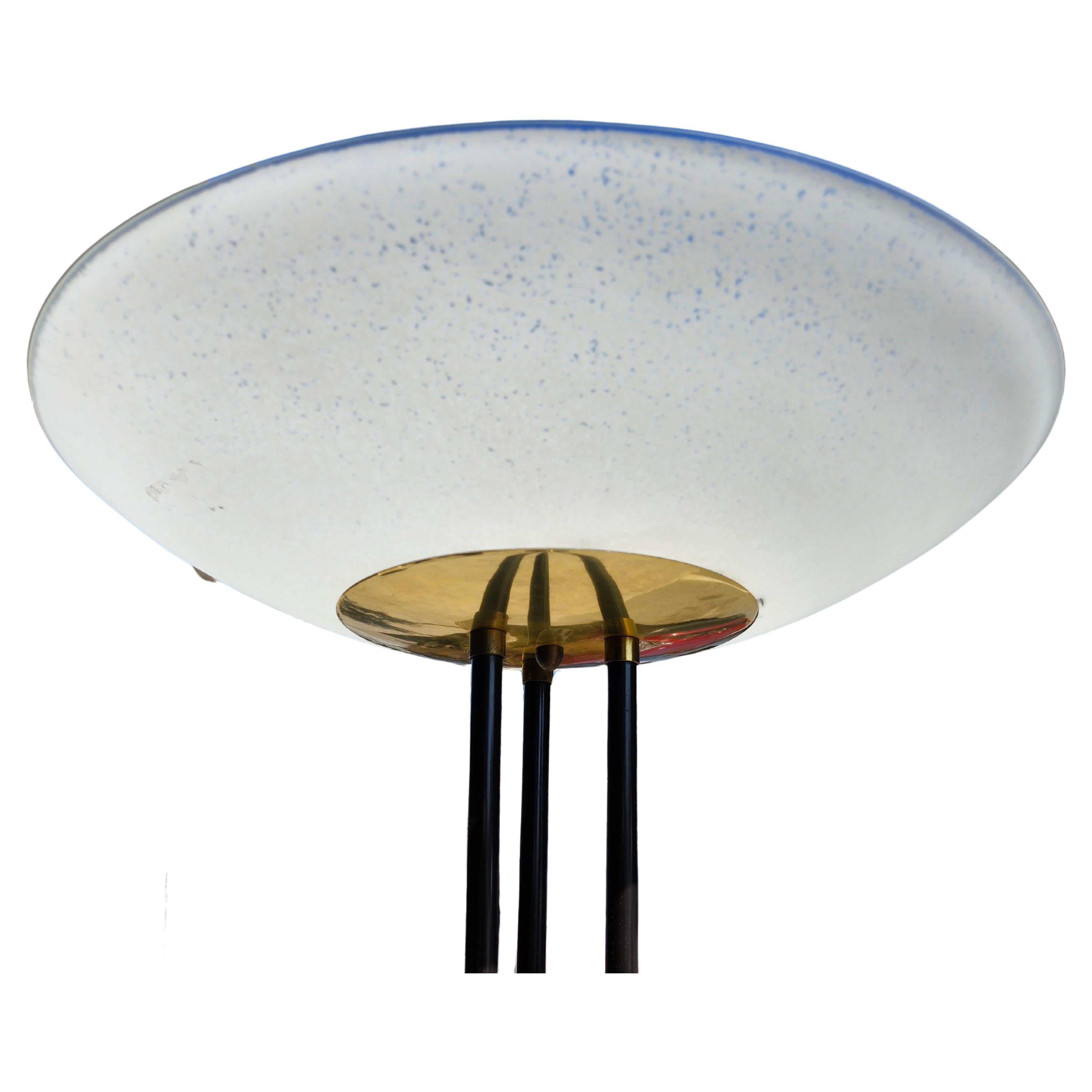 Fabuleux lampadaire haut avec une installation tri-polaire qui aide à soutenir un magnifique abat-jour en verre texturé et à motifs de 18 pouces de diamètre. Base en métal et en laiton de 14 pouces. 3 ampoules pour un éclairage optimal. Tout est