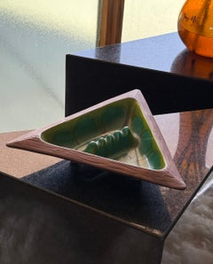 Cenicero triangular de cerámica esmaltada de estilo «mid-century modern», de alrededor de 1960