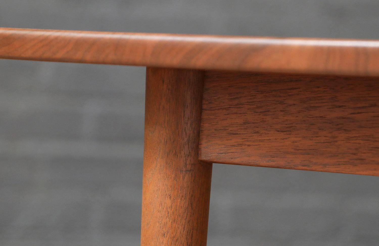 Mid-Century Modern Triangular Side Table by Jens Risom For Sale 1