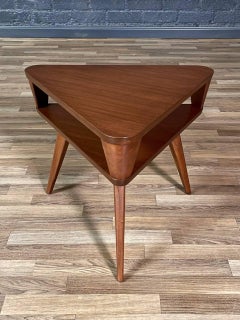 Tavolino triangolare a due piani con libreria in stile Mid-Century Modern