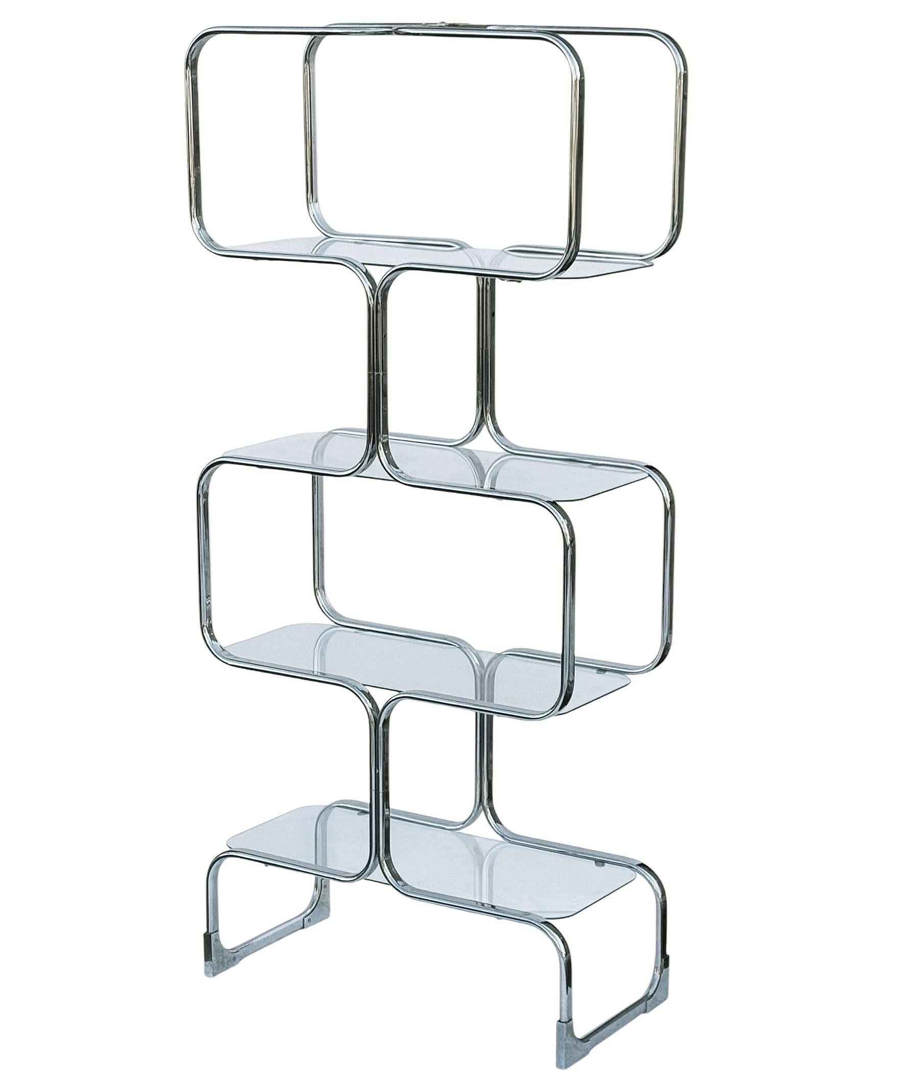 Una grande etagere simmetrica in cromo e vetro nello stile di Milo Baughman. Presenta una pesante struttura cromata con ripiani in vetro trasparente di dimensioni rettangolari. 