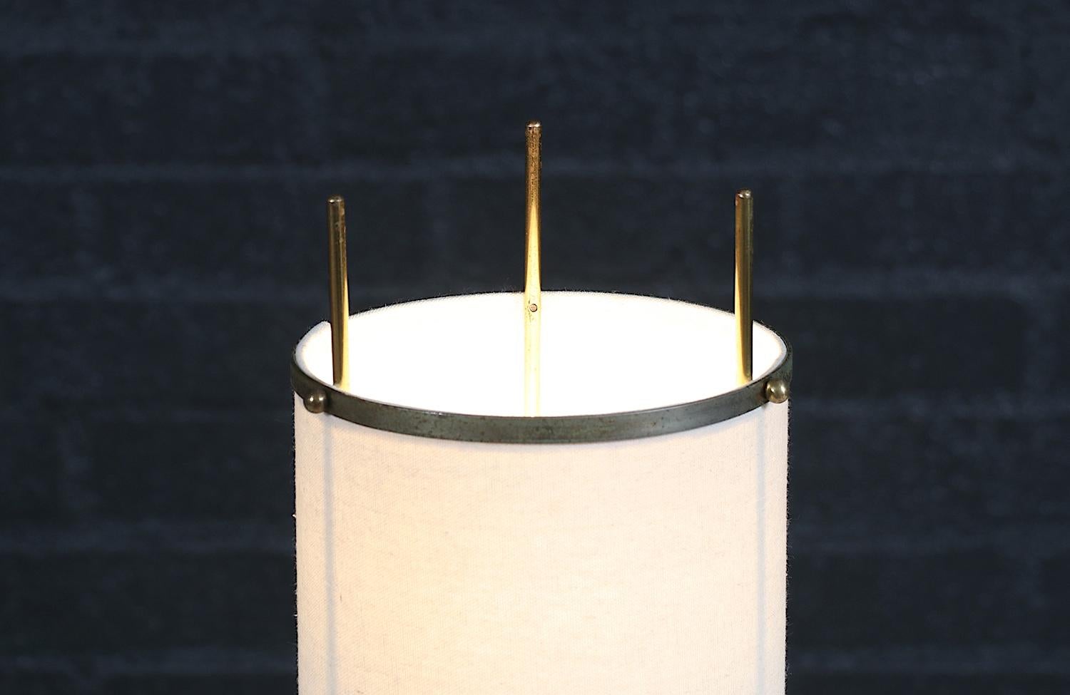 Mid-Century Modern Trident Column Style Brass Table Lamp In Excellent Condition For Sale In Los Angeles, CA