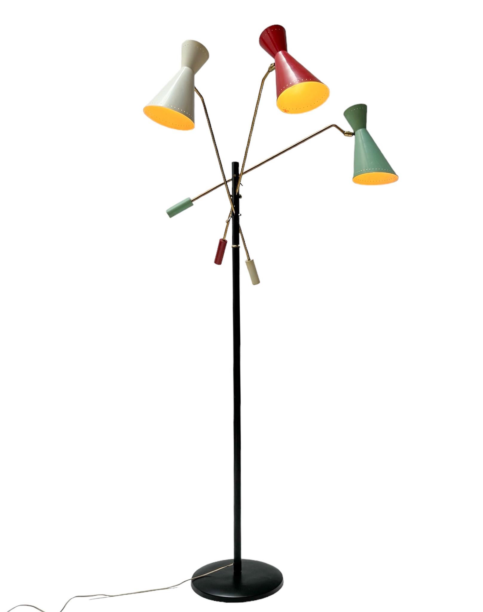 Magnífica y rarísima lámpara de pie Triënnale moderna de mediados de siglo.
Diseño de J.J.M. Hoogervorst para Anvia.
Llamativo diseño holandés de los años 1950.
Base lacada en negro con tres pantallas originales de metal esmaltado en colores blanco