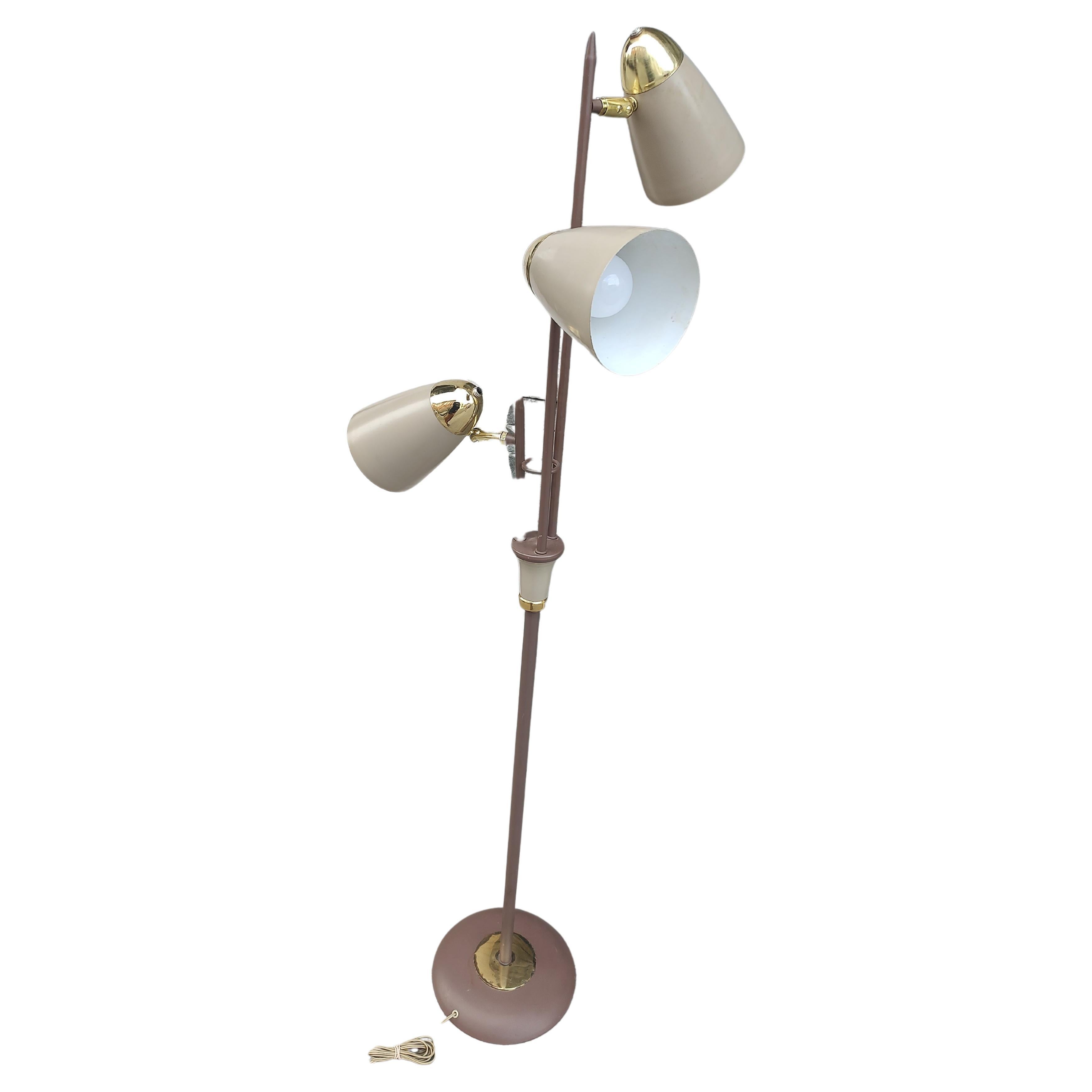 Fabuleux design de Gerald Thurston et interprétation du lampadaire triennal dans des tons bruns avec des accents de laiton. Complètement maniable pour accentuer toute position d'éclairage souhaitée. En excellent état vintage avec une usure minimale.