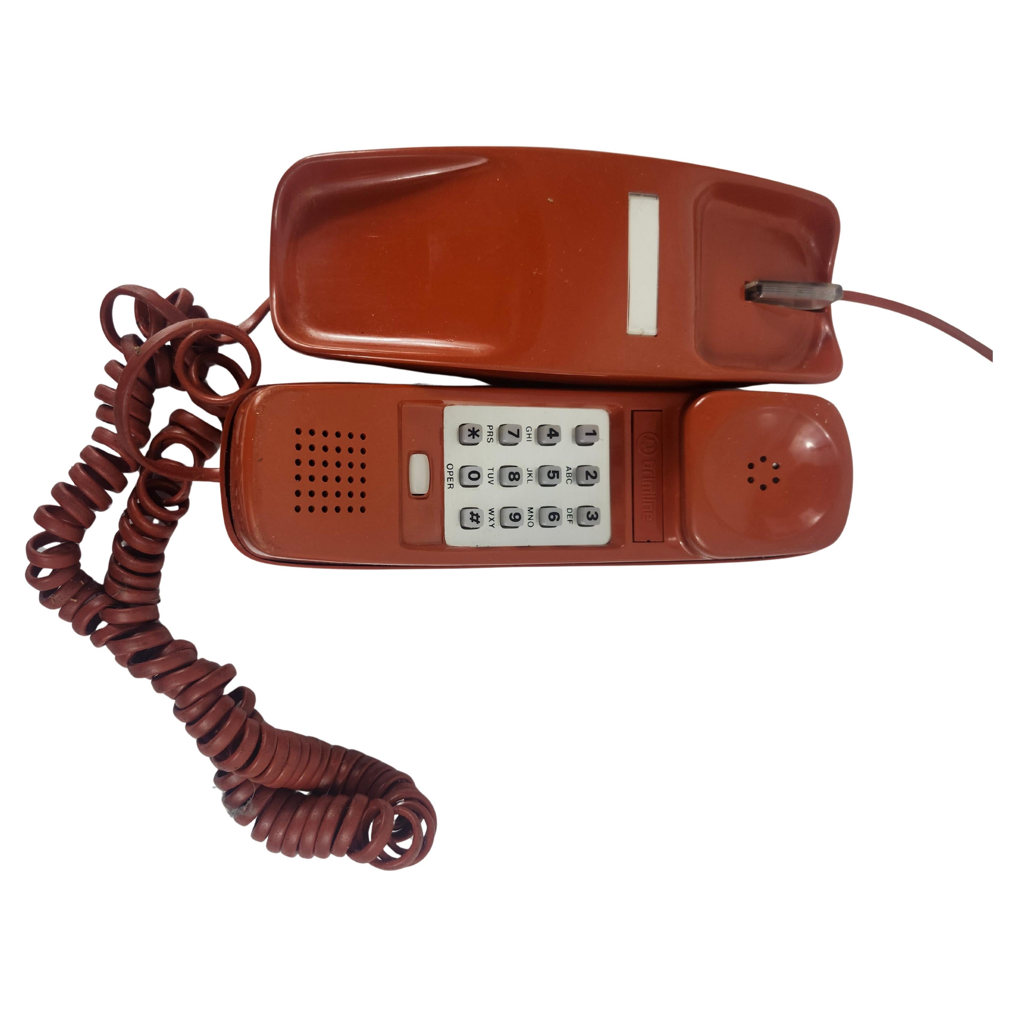 C1970 Trimline-Telefone von 3 verschiedenen  Unternehmen. Verschiedene Farben und die Größen sind im Grunde die gleichen, sie variieren nur leicht.
Alle sind mit den notwendigen Kabeln zum Anschließen ausgestattet. Sie sind nicht beschädigt, alle