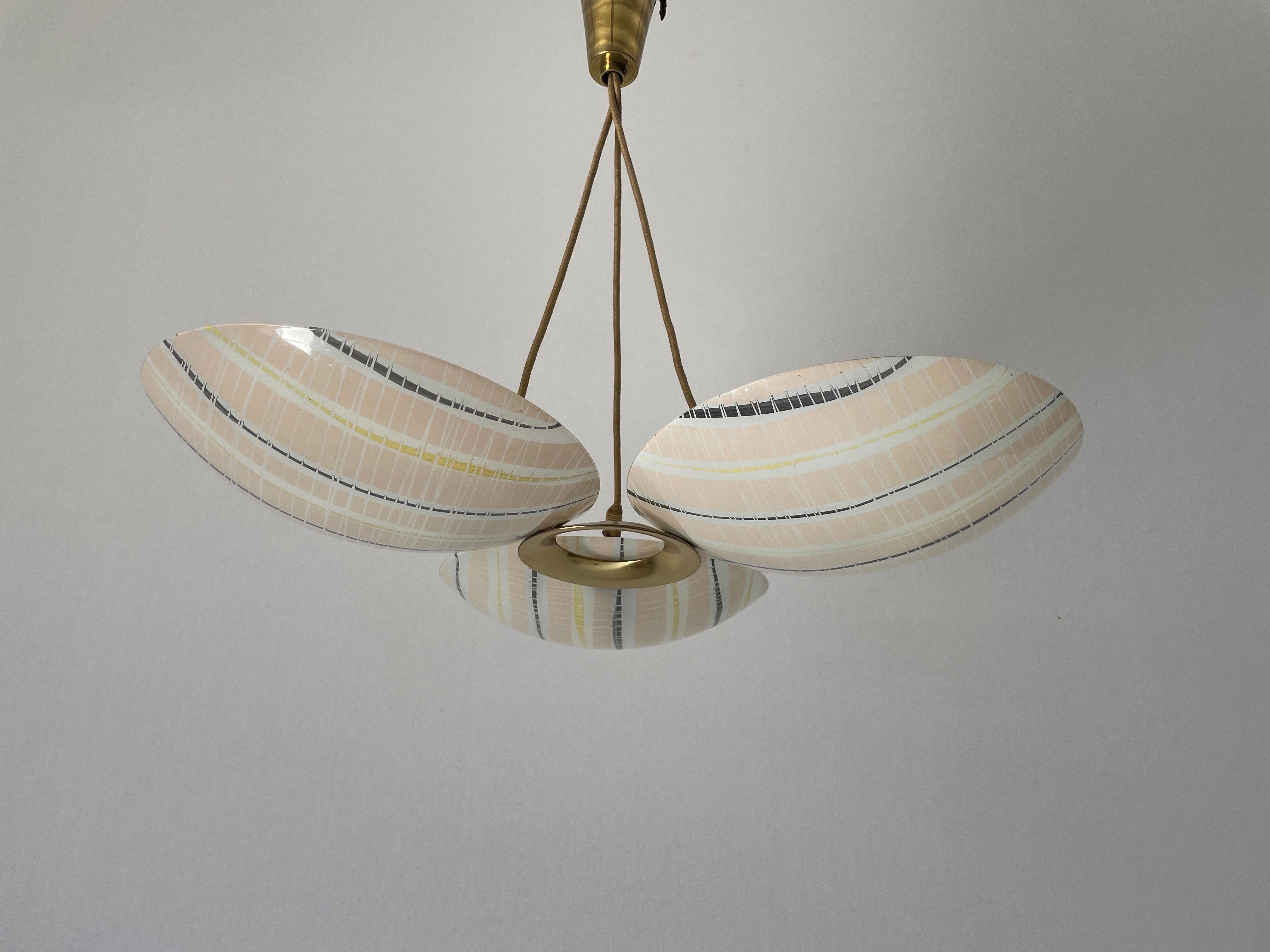 Lampada da soffitto in vetro a tripla ciotola colorata, Modern Color, 1950, Germania

Lampada a sospensione dal design elegante e minimalista

Il paralume è in buone condizioni. 
Questa lampada funziona con 3x lampadine E14. 
Cablato e adatto
