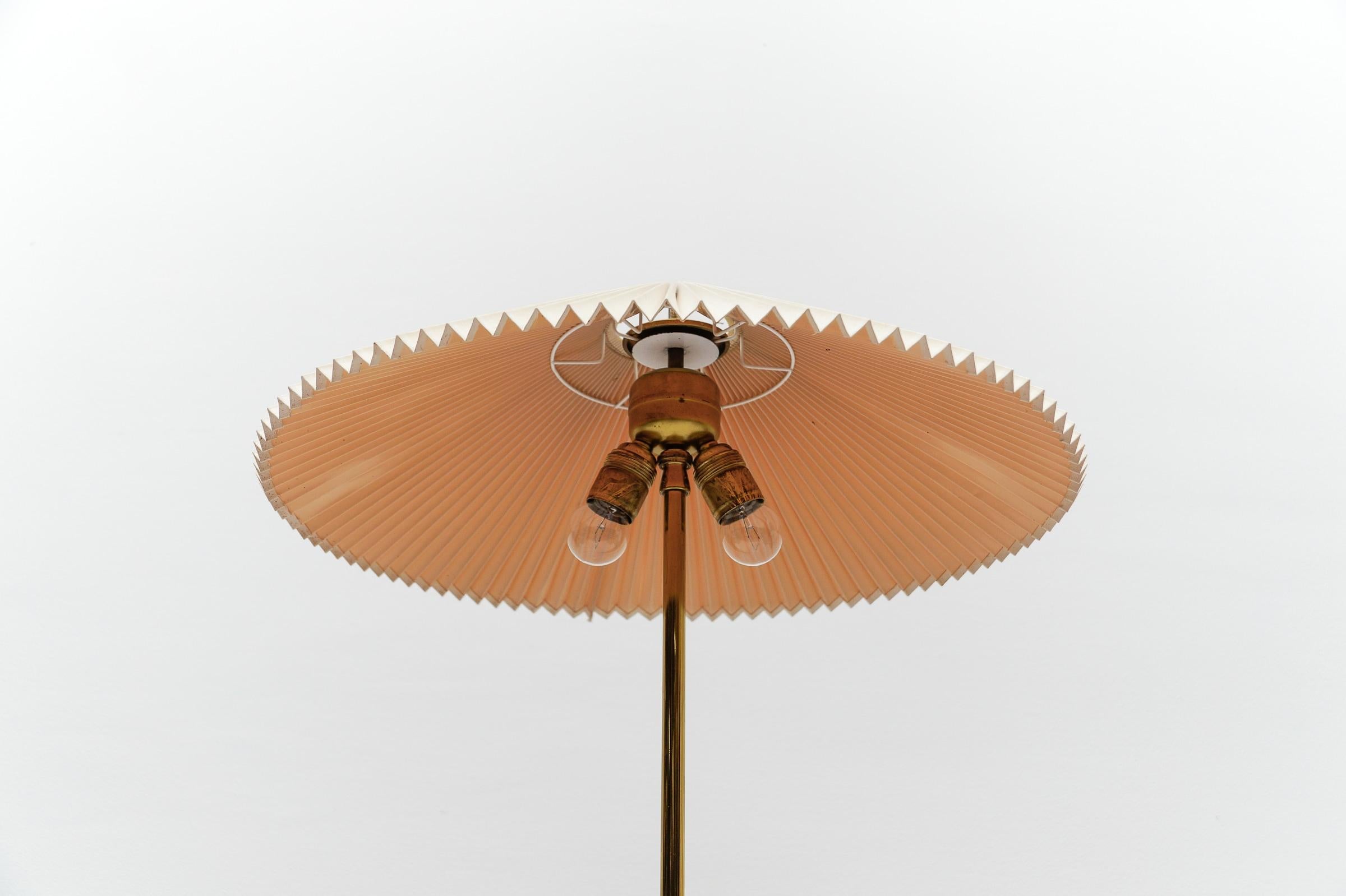 Lampada da terra a treppiede in ottone e paralume pieghevole in stile giapponese della metà del secolo scorso in vendita 3