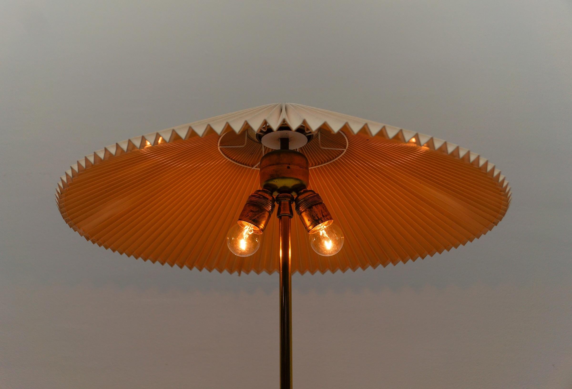 Lampada da terra a treppiede in ottone e paralume pieghevole in stile giapponese della metà del secolo scorso in vendita 4