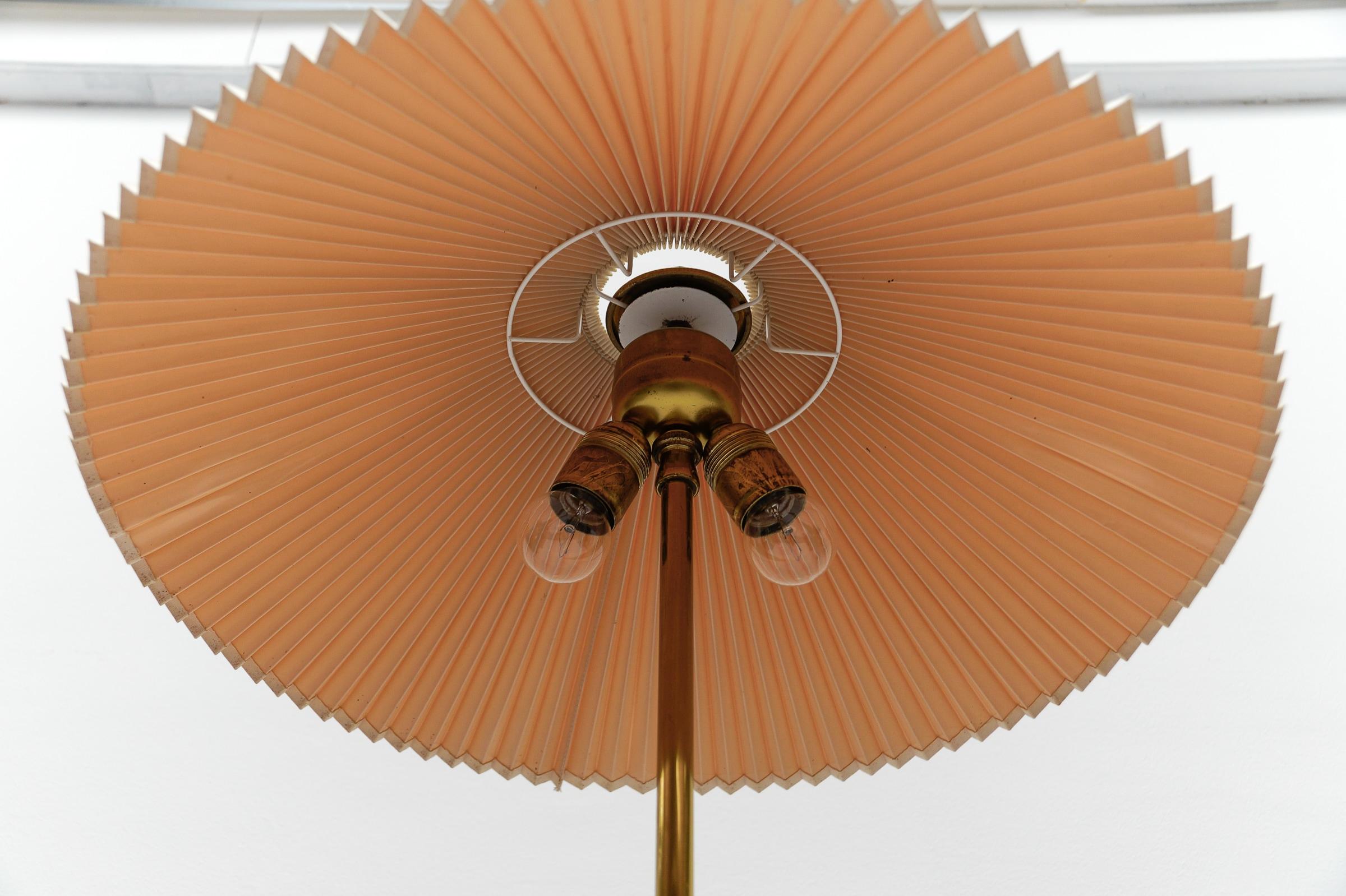 Lampada da terra a treppiede in ottone e paralume pieghevole in stile giapponese della metà del secolo scorso in vendita 5