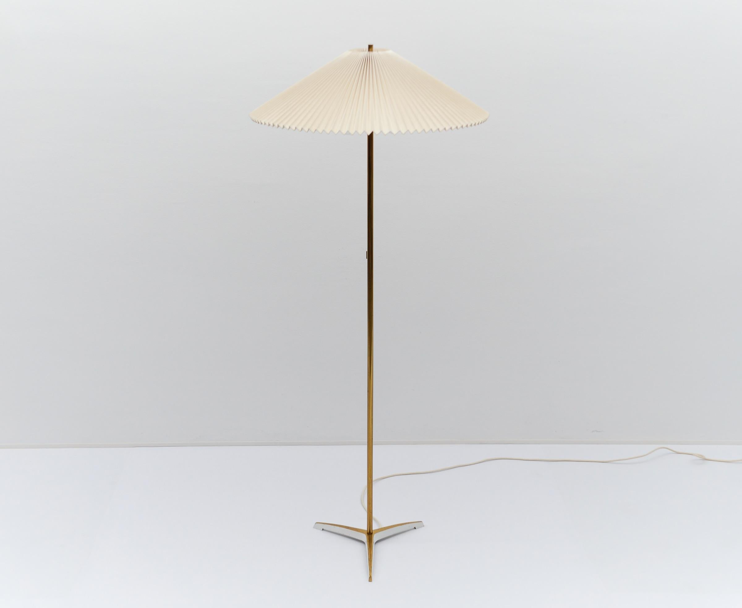 Lampada da terra a treppiede in ottone e paralume pieghevole in stile giapponese della metà del secolo scorso

Questa lampada da tavolo è realizzata in ottone e Fabrice. È dotato di due prese per lampadine a vite E27 / E26 Edison, è funzionante e